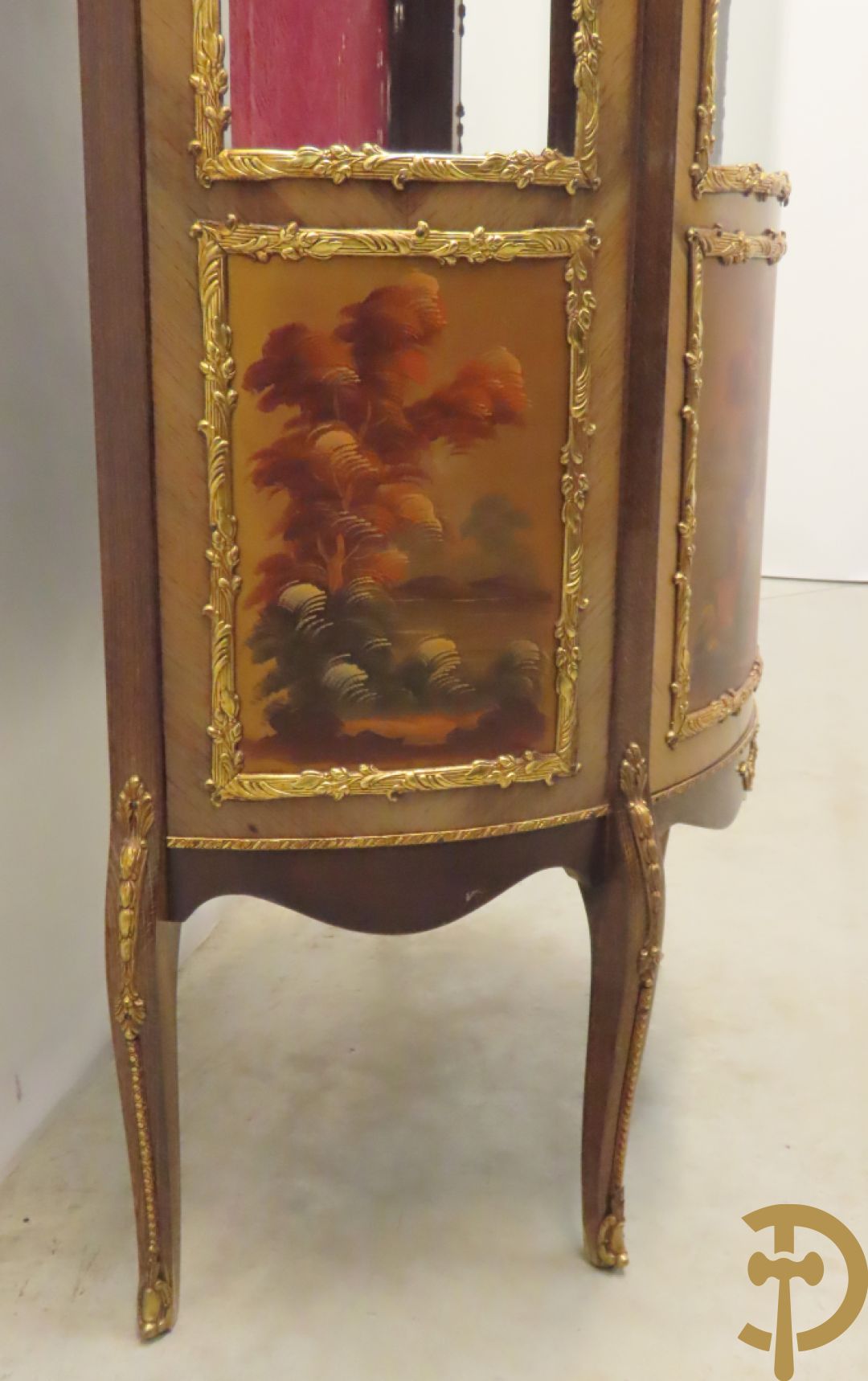 Gebogen notelaren vitrine met bronsbeslag en geanimeerd romantisch tafereel onderaan