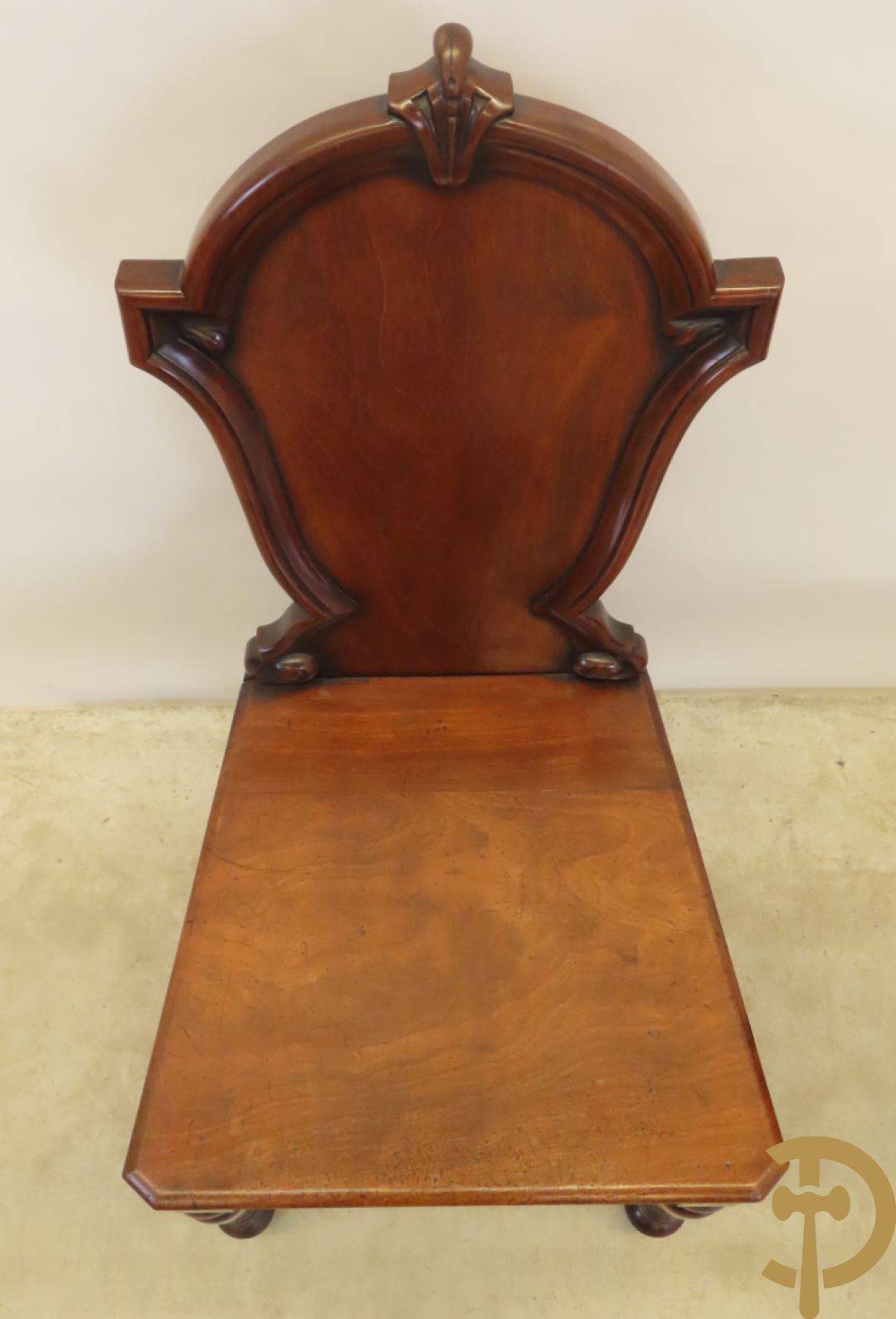 Twee Engelse mahoniehouten hall chairs, 2e helft 19e