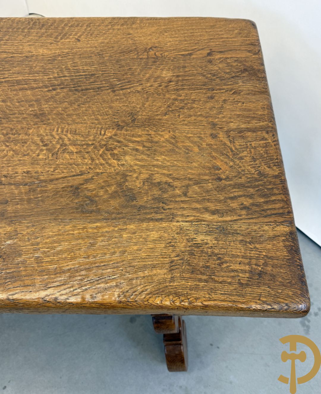 Massief eiken tafel met wangen en smeedijzer verbonden + 6 hoogleunige stoelen + 2 armzetels