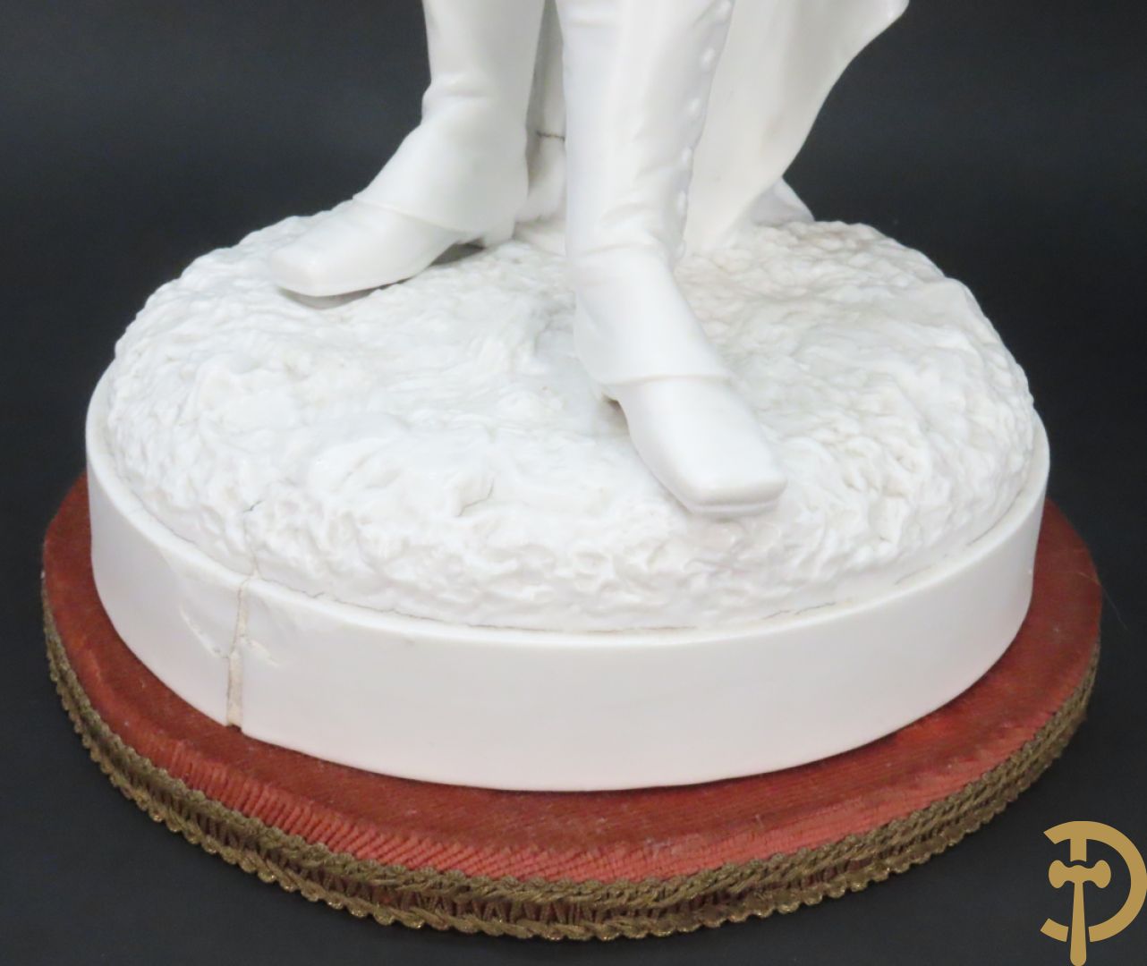 Paar grote witte biscuits van elegant koppel, onderaan gemerkt AM