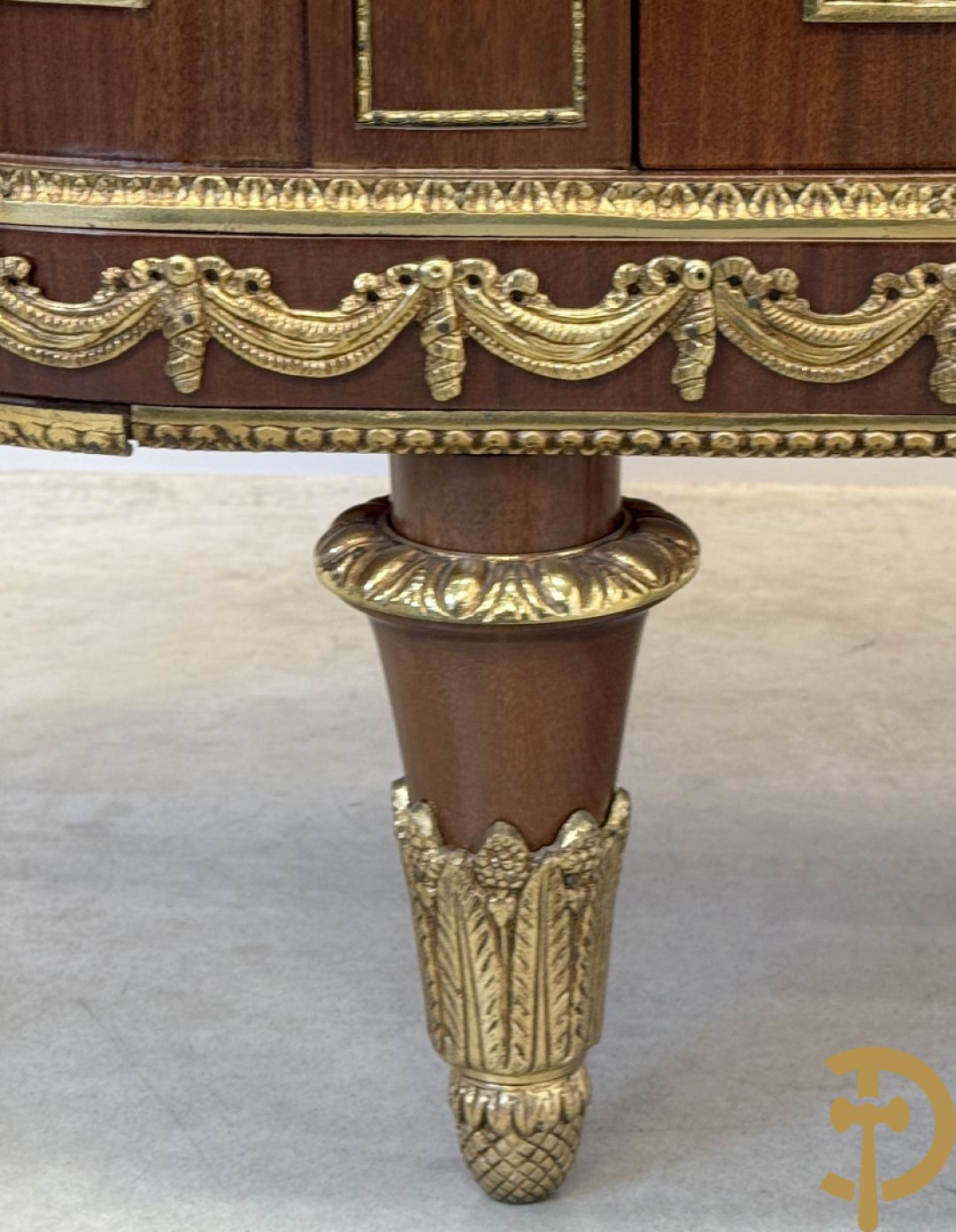 Notelaren vitrine met afgeronde zijkanten, bezet met bronzen plakkettes van dame en cupido