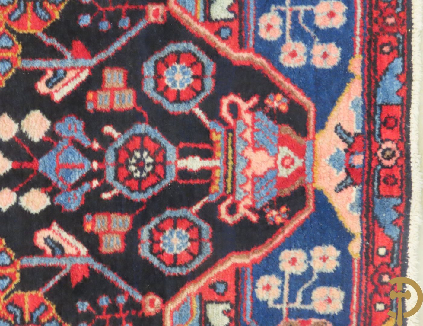 Handgeknoopt oosters tapijt met decor van bloemen in amfoor