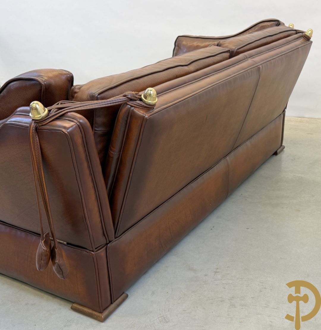 Bruin lederen canapé met kantelbare zijkanten en koperen denappels