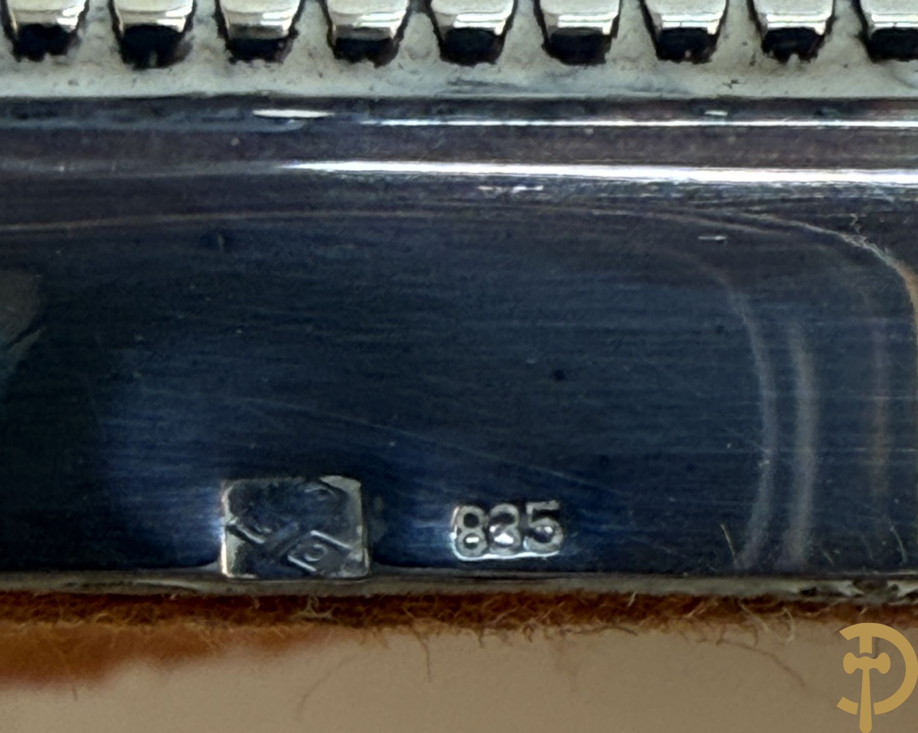 Massief zilveren kandelaar als lampadaire, 835 gemerkt, bezet met accanthusranken + 2 kleine massief zilveren kandelaars