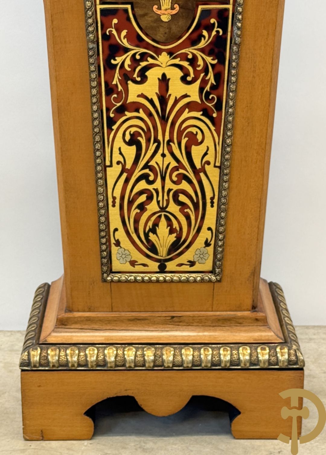 Italiaanse notelaren kartel met marqueterie en bronsbeslag, bovenaan bekroond met cupido - met bihhorende gemarqueteerde console met inleg van koper en schildpadimitatie, decor van amfoor en bronzen medusahoofd