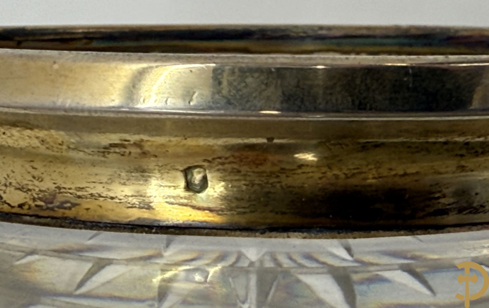 Kristallen flacon met verzilverd omhulsel en geanimeerd tafereel + kristallen coupe met verzilverde rand + kristallen coupe met vergulde louis XVI strikken en guirlandes