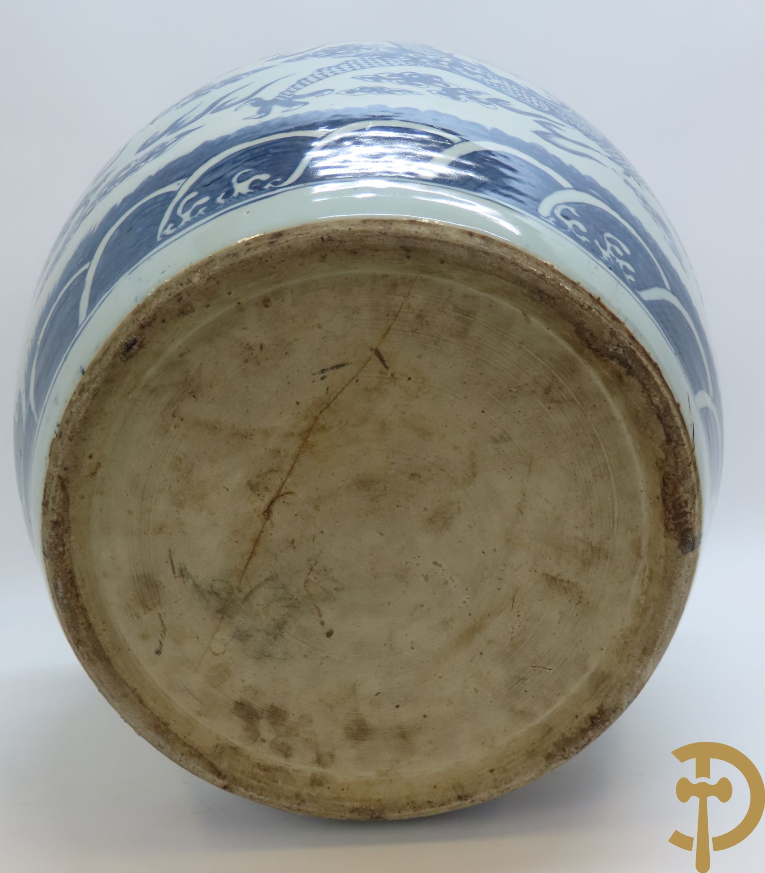 Chinese porseleinen blauw - witte cachepot met met drakenmotieven en wolkendecor