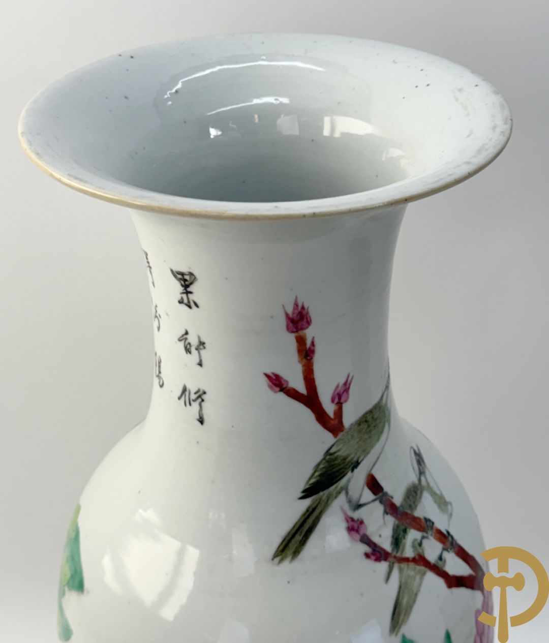 Paar Chinese porseleinen vazen met bloemen- en vogeldecor, achteraan getekend