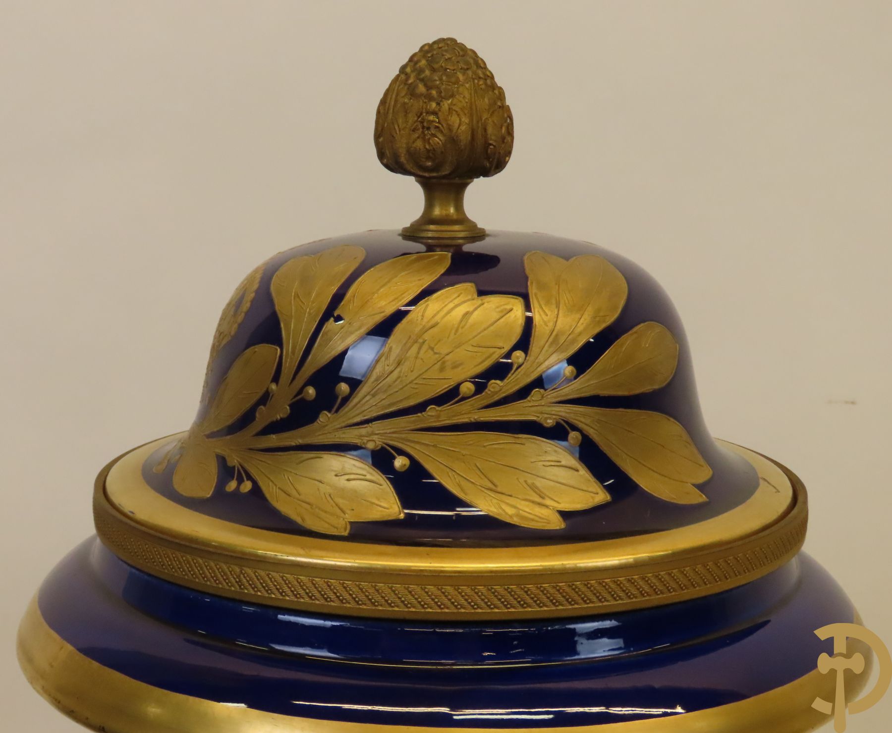 Grote porseleinen Sèvres vaas met dubbel decor van cavalerie, slagveldtaferelen en zicht op kasteel, DESPREZ H. getekend in het decor - bovenaan met verguld decor en zijdelings met bronzen oren en accanthusranken - deksel met Sèvres merkteken - op vierkante bronzen sokkel met klauwepoten