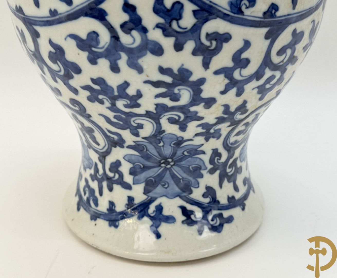 Paar Chinese dekselpotiches in blauw wit porselein met bloemendecor en accanthusranken