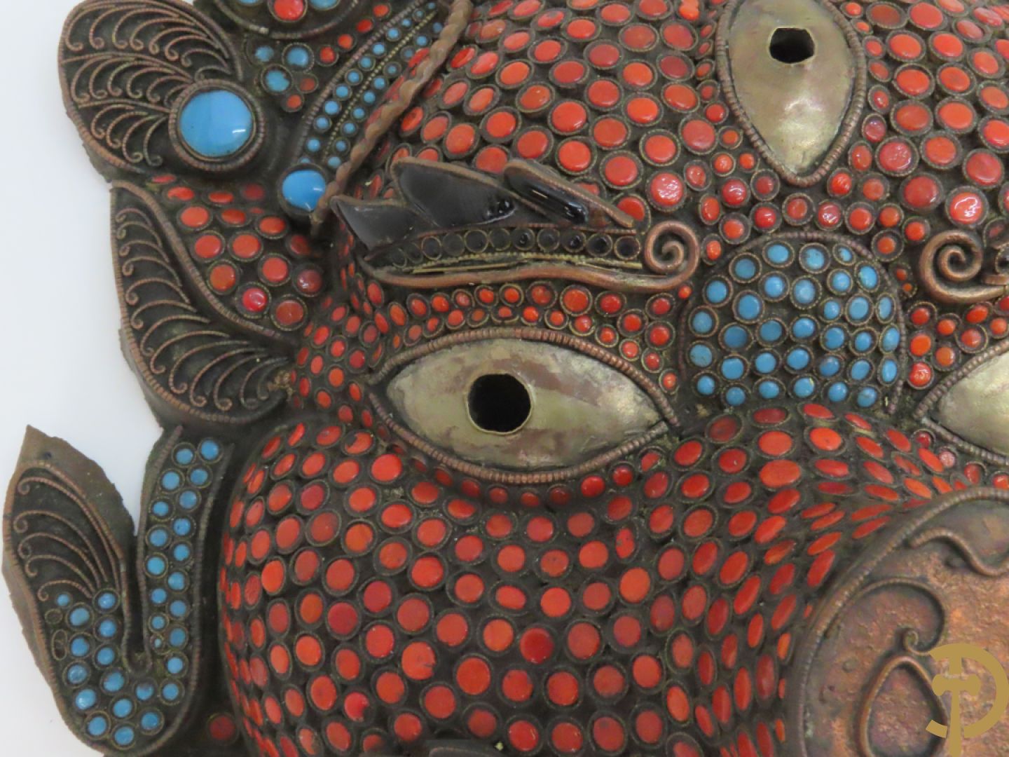 Paar Aziatische koperen maskers met cloisoné techniek