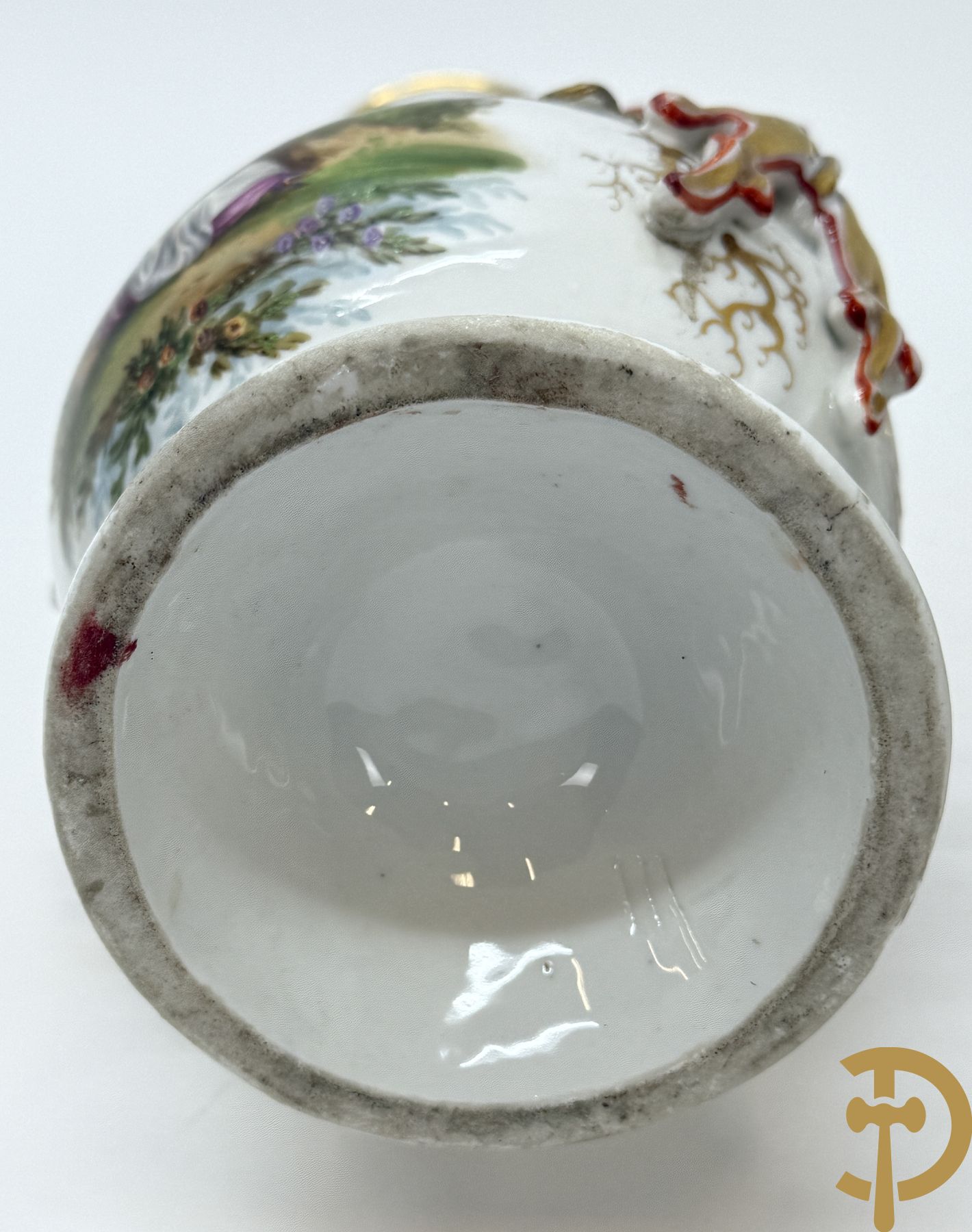 Paar Vieux Paris vazen met romantisch handbeschilderd tafereel