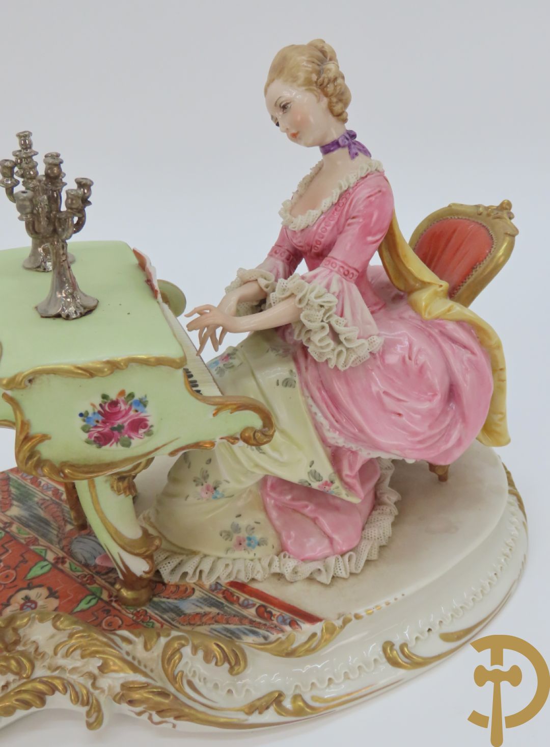 Drie porseleinen sierstukken 