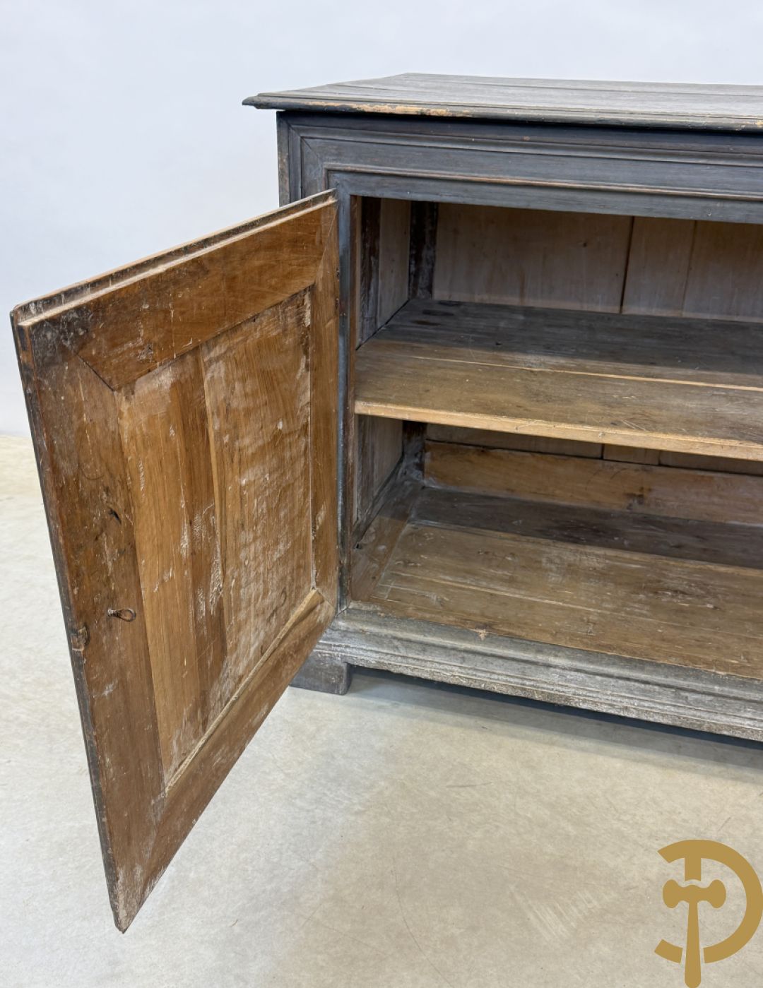 Gepatineerde tweedeursdresse met afgestoken panelen