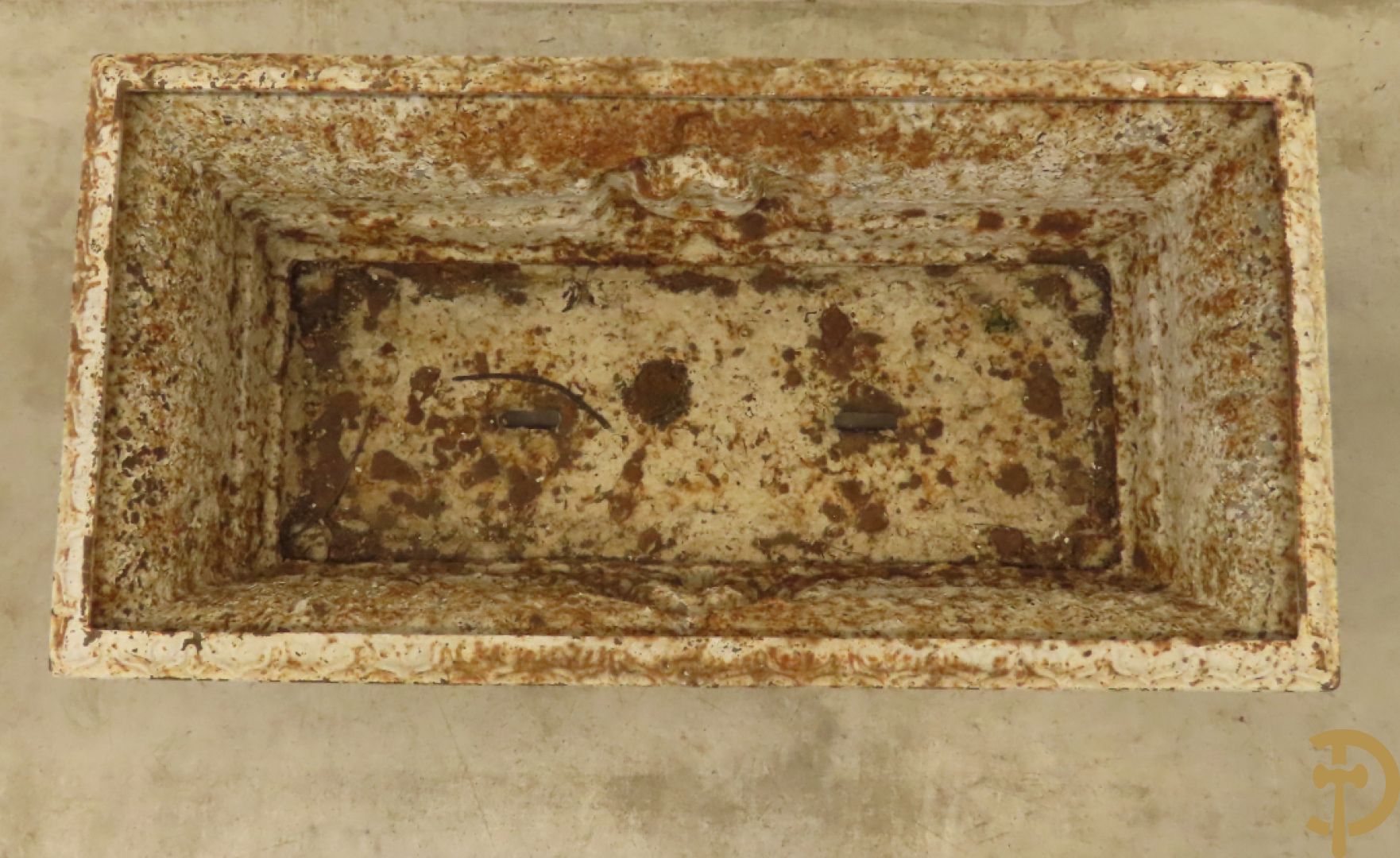 Gietijzeren jardinière met accanthusranken en sierkrans