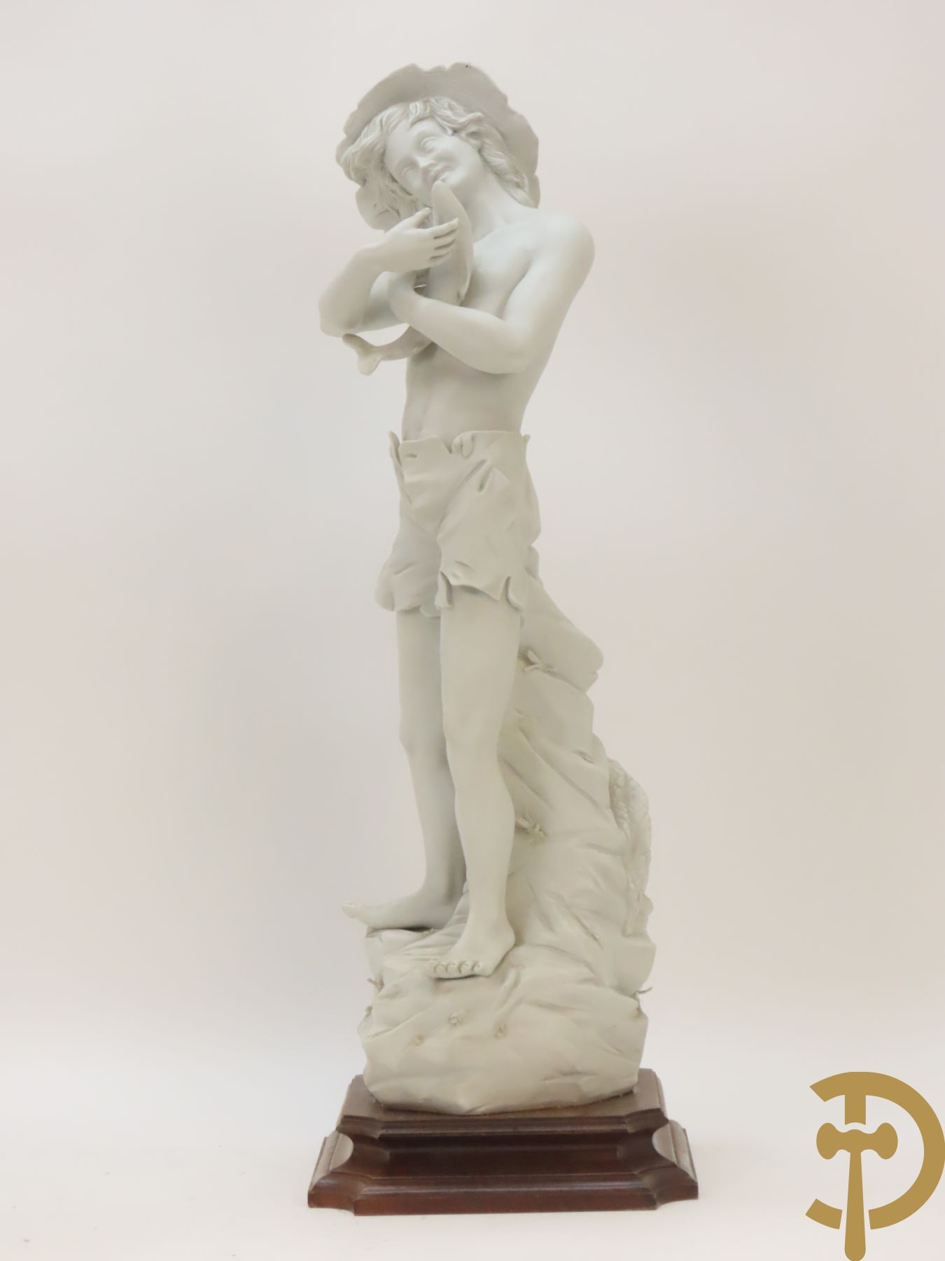 Drie beelden in Capo di Monte porselein : dame met lang haar, jongeman met vis en koppel op bank