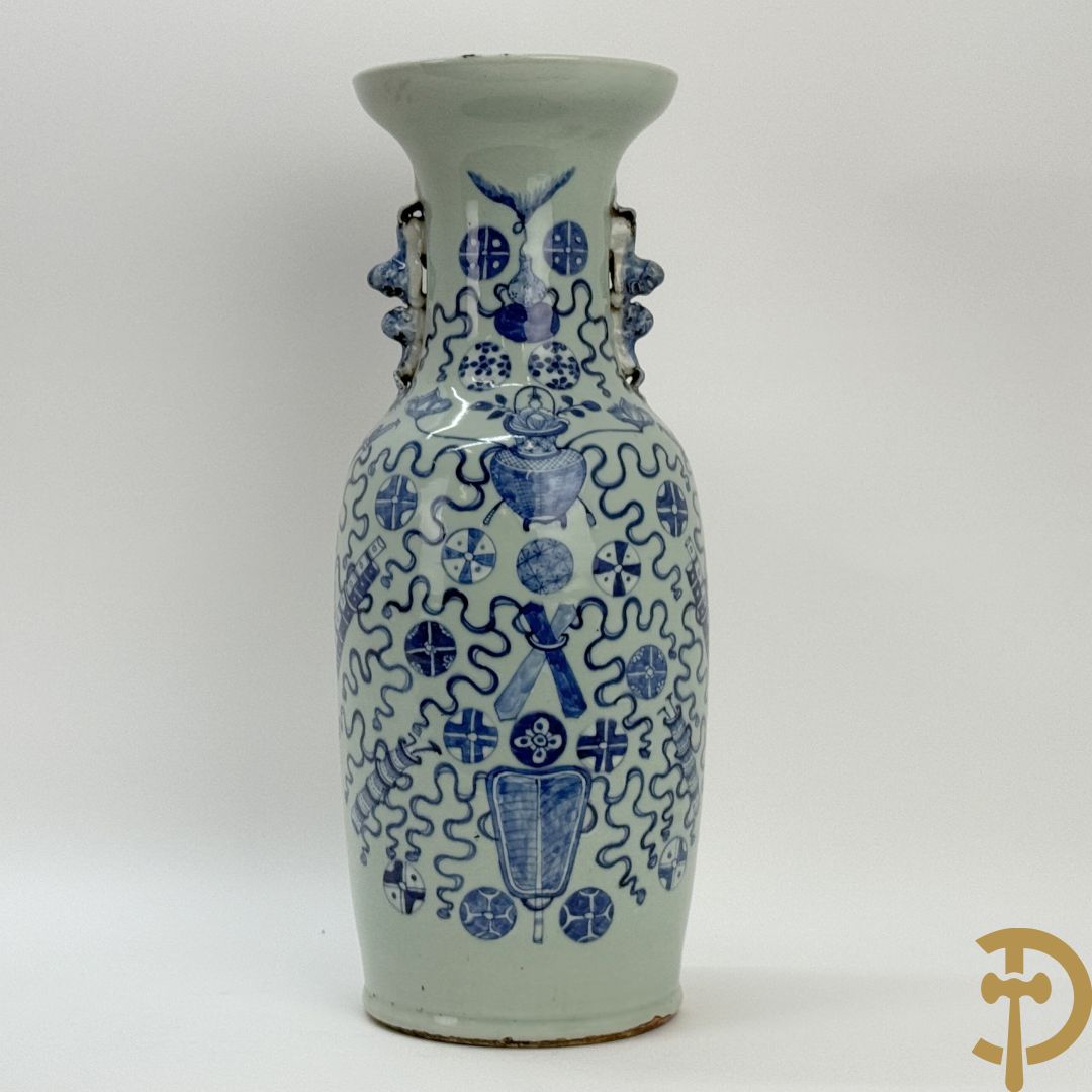 Chinese porseleinen celadon vaas met antiquiteitendecor
