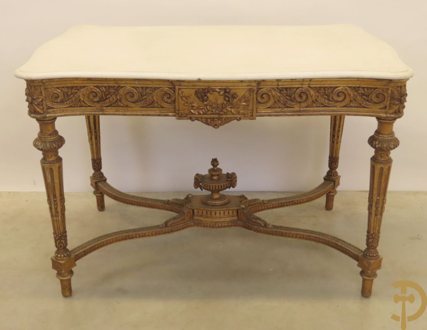 Vergulde salontafel met Louis XVI motieven op gecanneleerde poten