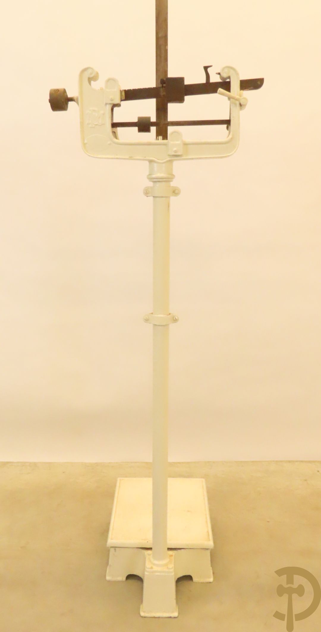 Oude metalen doktersweegschaal met meetlat