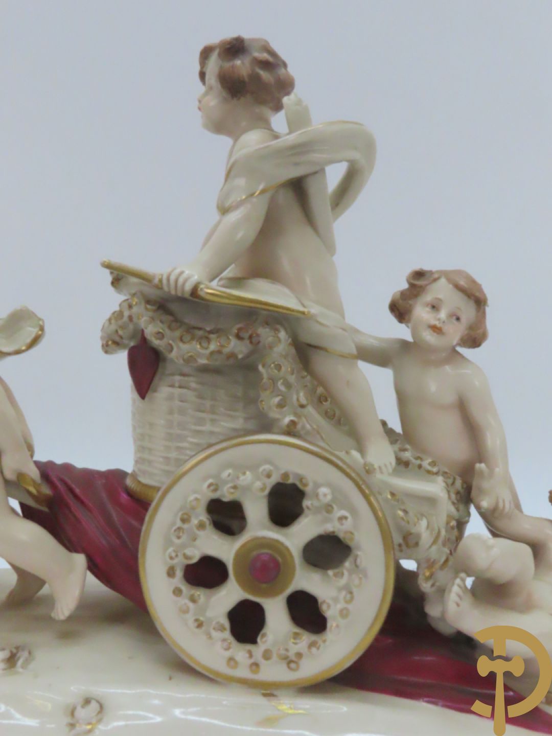 Koets in Royal Dux getrokken door cupido