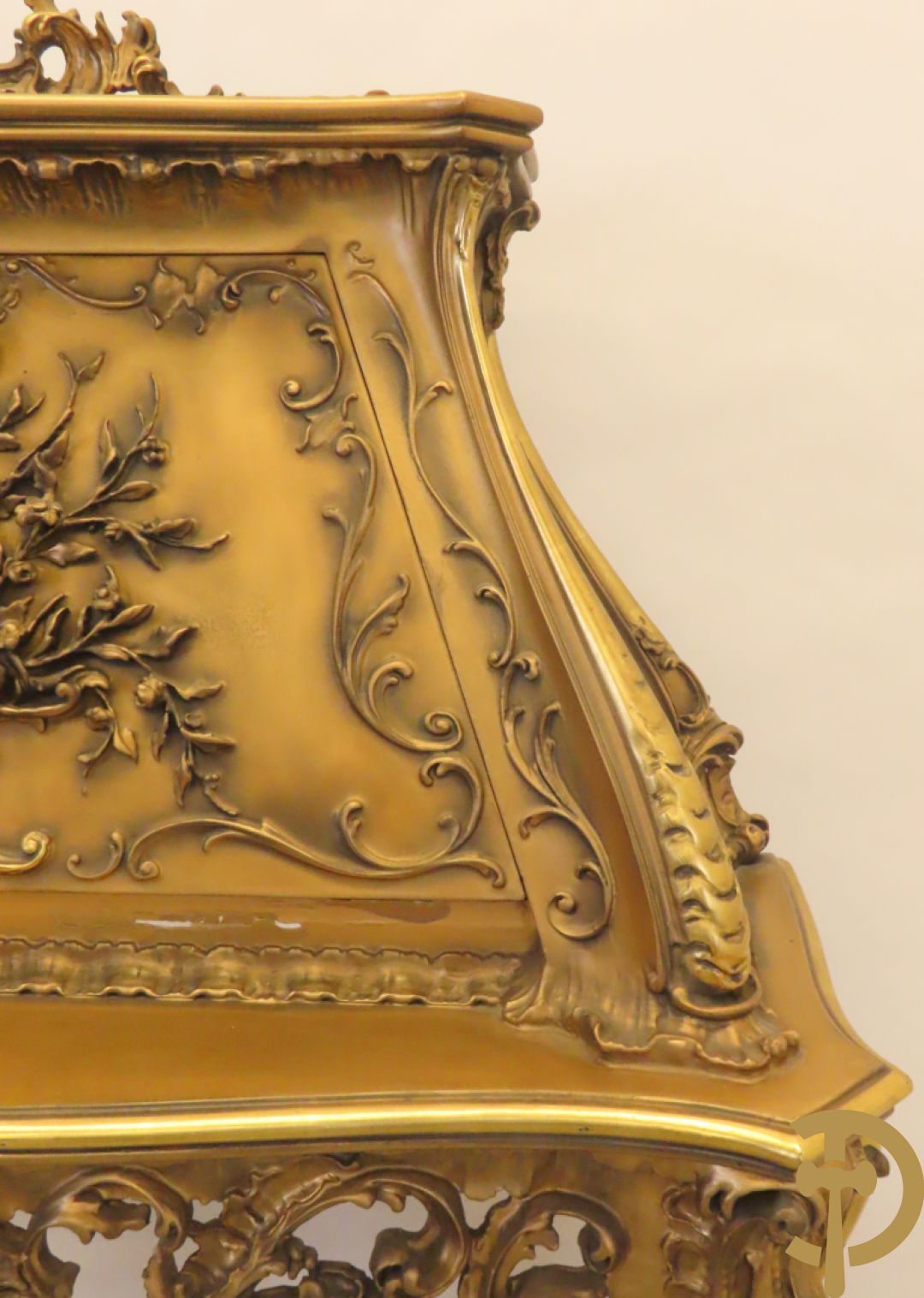 Uitzonderlijke vergulde bar met accanthusranken en bloemenmotieven op voluutvormige poten