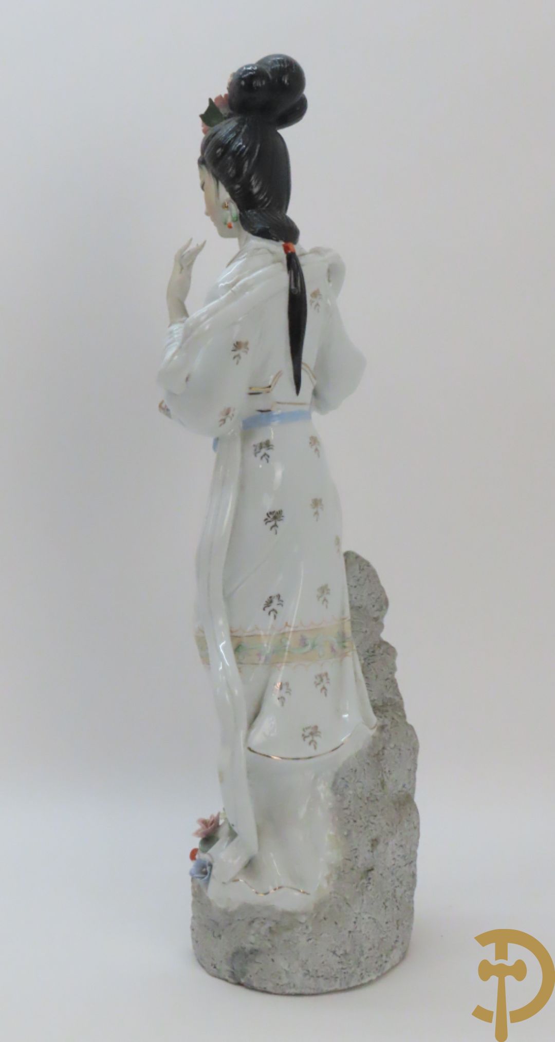 Chinese porseleinen geisha dame tussen de bloemen