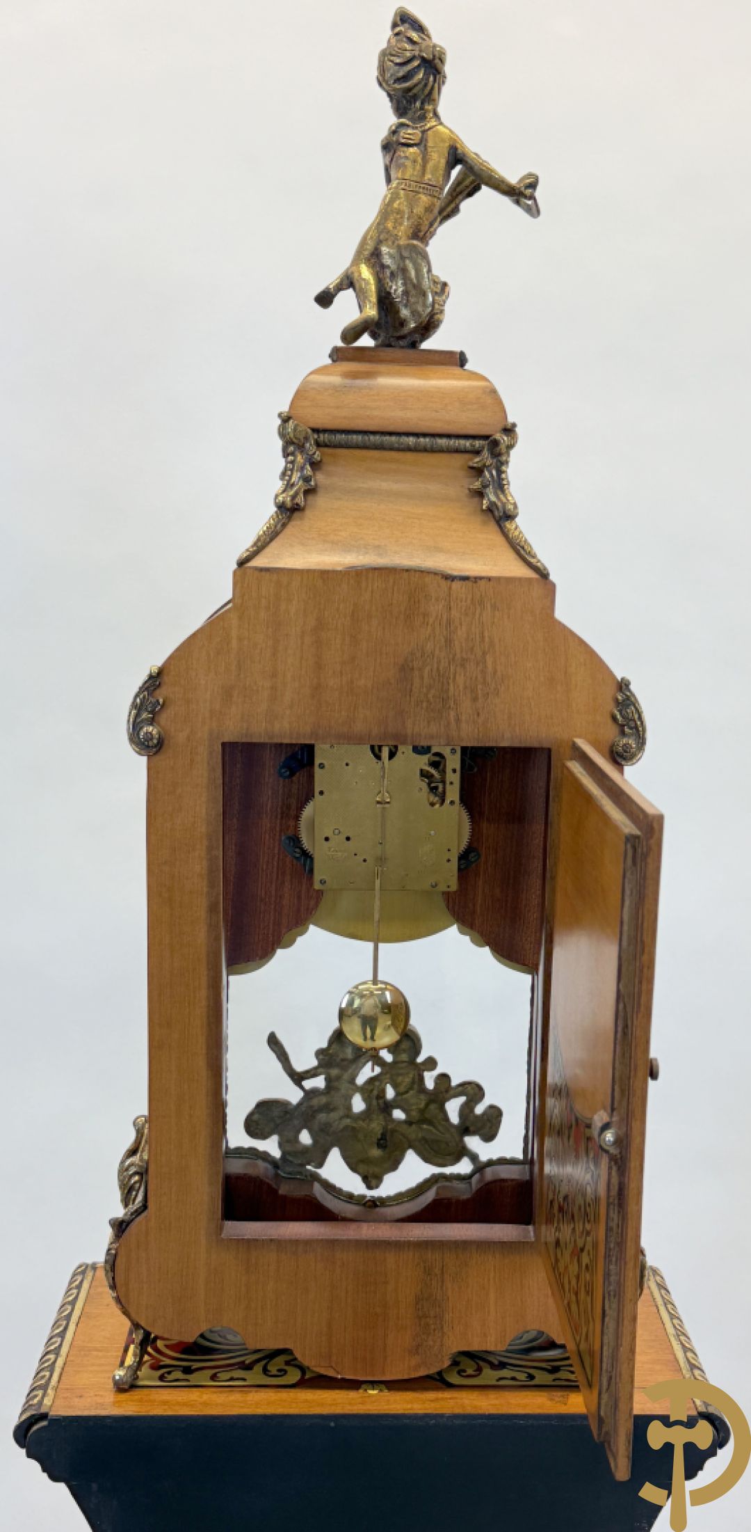 Italiaanse notelaren kartel met marqueterie en bronsbeslag, bovenaan bekroond met cupido - met bihhorende gemarqueteerde console met inleg van koper en schildpadimitatie, decor van amfoor en bronzen medusahoofd