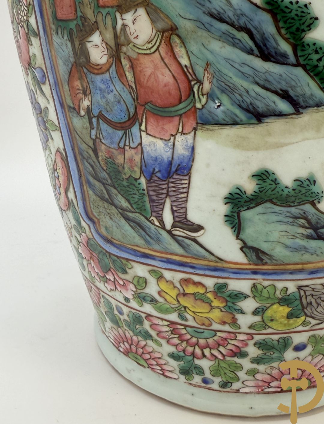 Chinese porseleinen vaas met geanimeerd krijgerdecor en vogeltaferelen