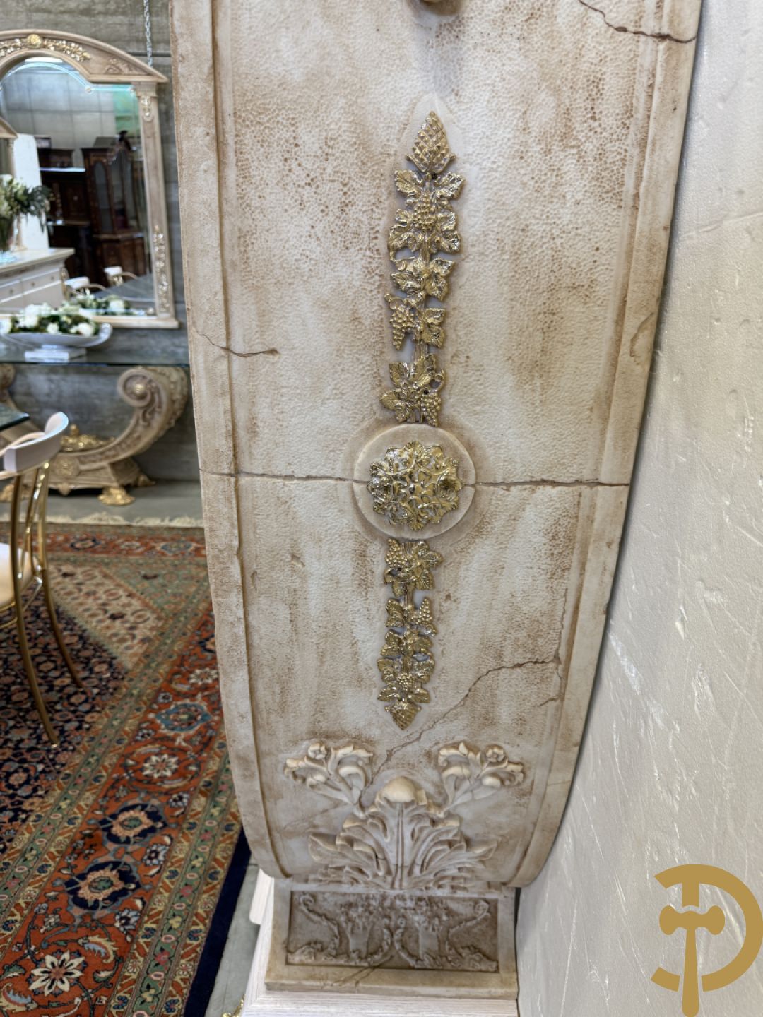 Uitzonderlijke eetkamer bestaande uit dressoir met 4 deuren en 2 lades op voluutvormig onderstel met rocailles opzij en boven met spiegel + bijhorende vitrine + console + spiegel + tafel op voluutvormig onderstel + 6 bijhorende armzetels met koperen frame - uniek ontwerp door de firma Vidal Grau Spaanse makelij, begin jaren 