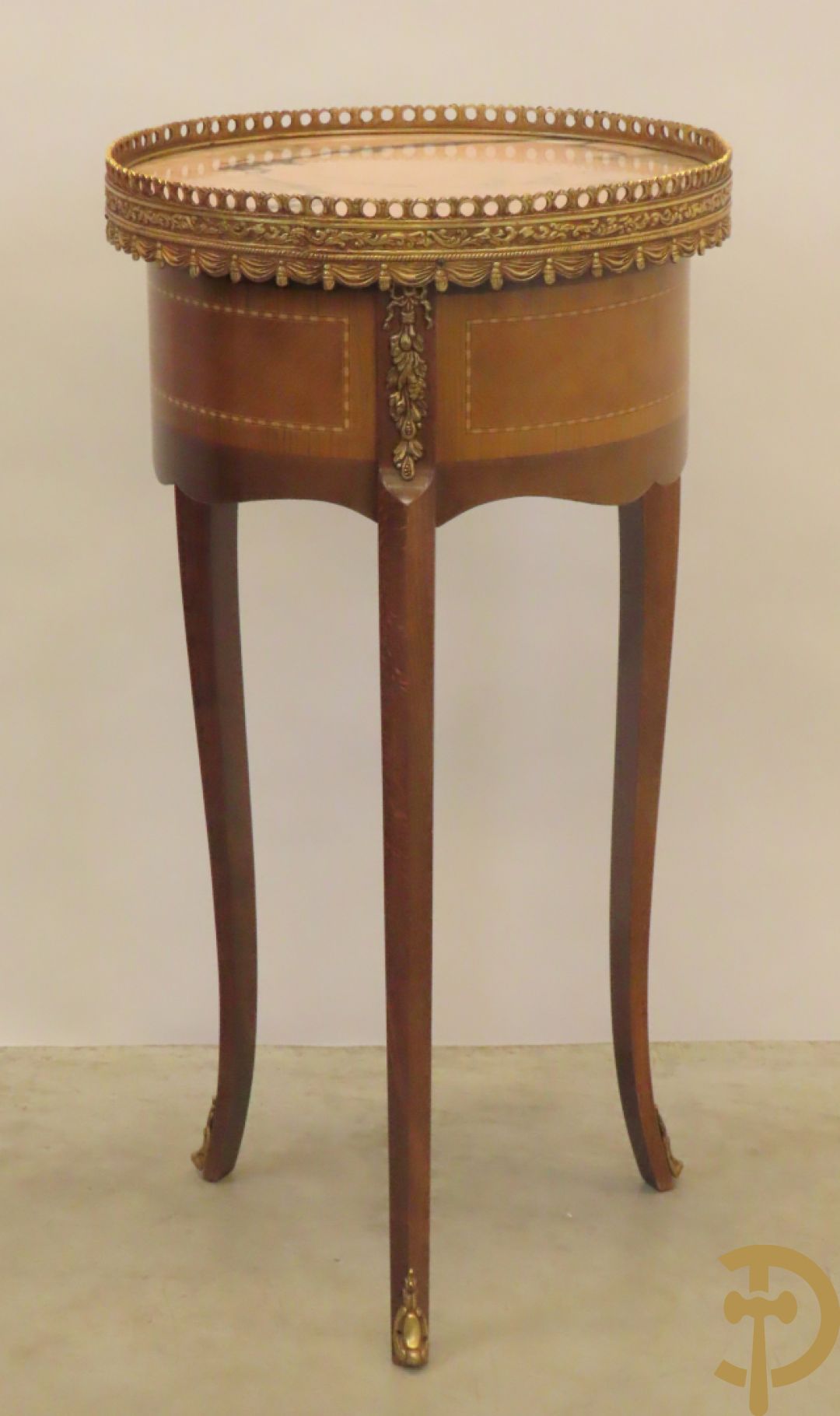 Vergulde notelaren bijzettafel bezet met bronsbeslag en marmeren blad op drie poten