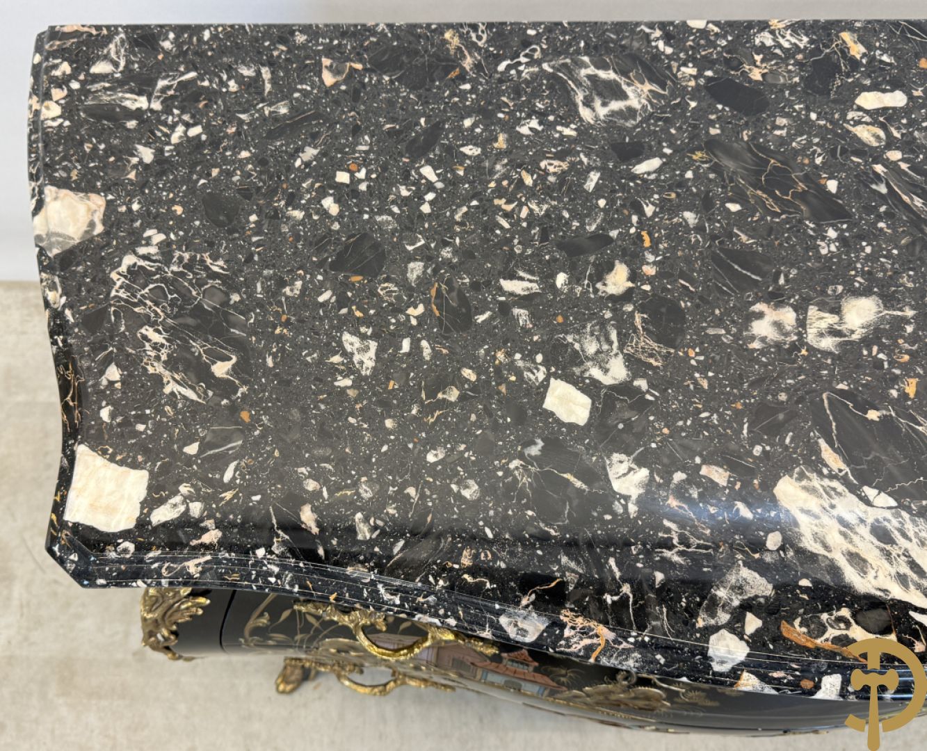 Zwartgelakte gebuikte tweeladencommode met Chinoiserie decor en marmeren blad