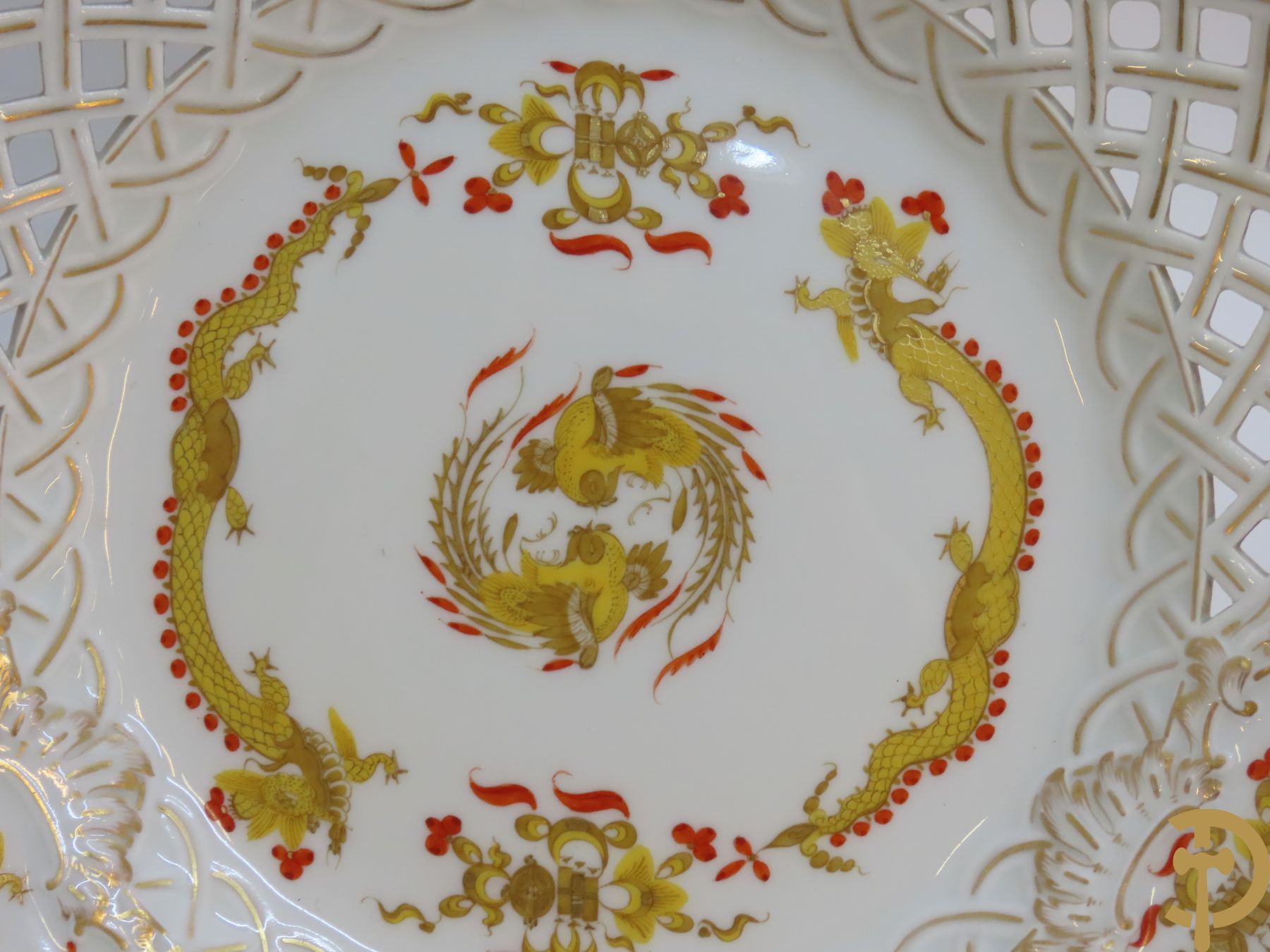 Zes porseleinen borden onder gemerkt met zwaarden / Meissen : 1 bord met stadstafereel, 1 verlucht bord met drakendecor, 1 bord met vogeldecor, 1 met bloemen en 2 met bloemendecor omgeven door vergulde rand