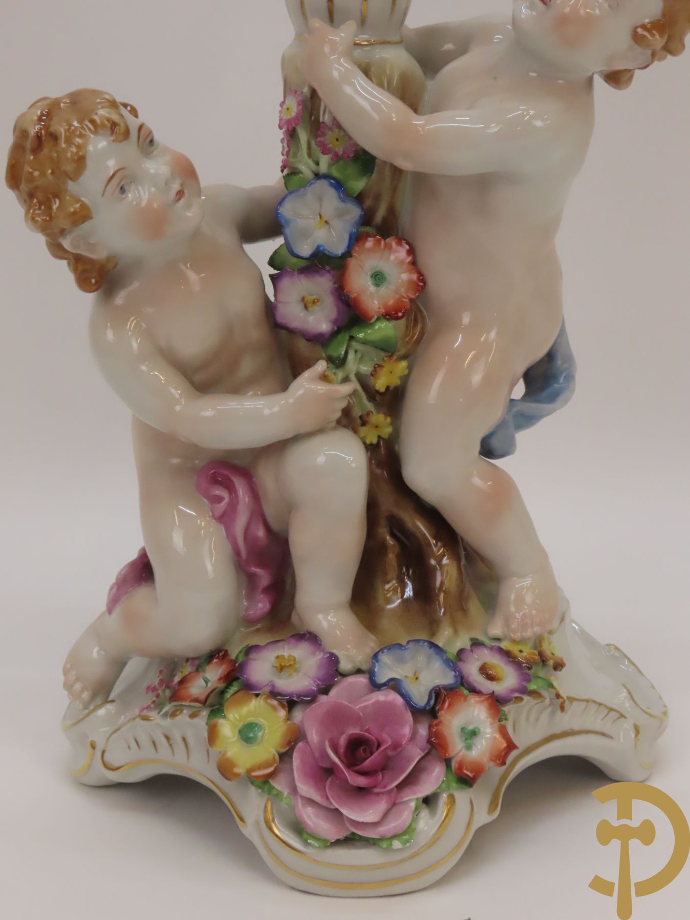 Twee porseleinen vijfarmige kandelaars met cupido
