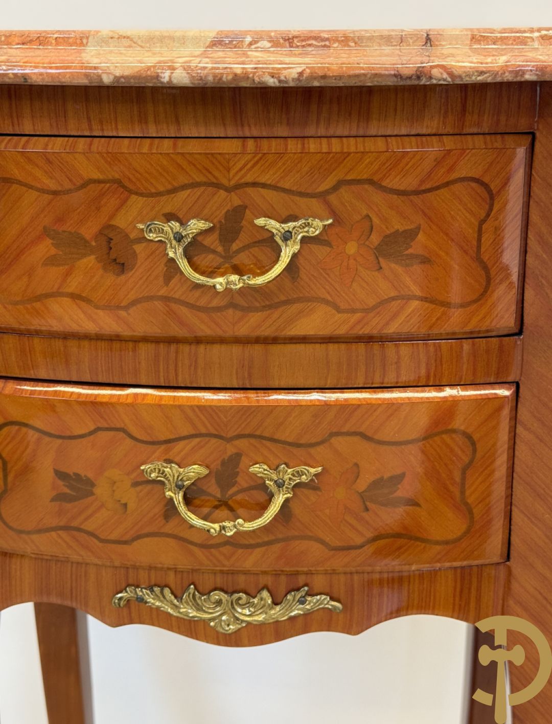 Paar notelaren Louis XV bijzetkastjes op hoge poten met 2 lades, bezet met bronzen ormamenten en marmeren blad