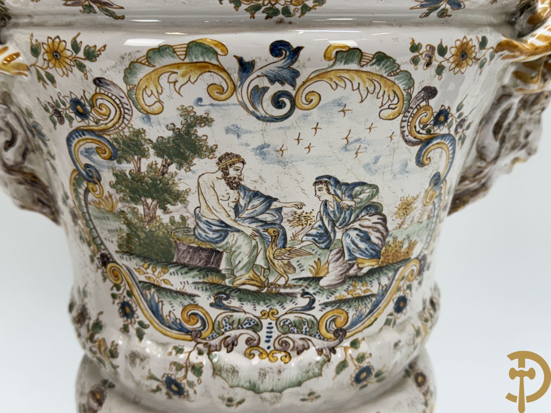 Paar Italiaanse meerkleurige dekselpotiches met geanimeerd decor en gehoornde kopen