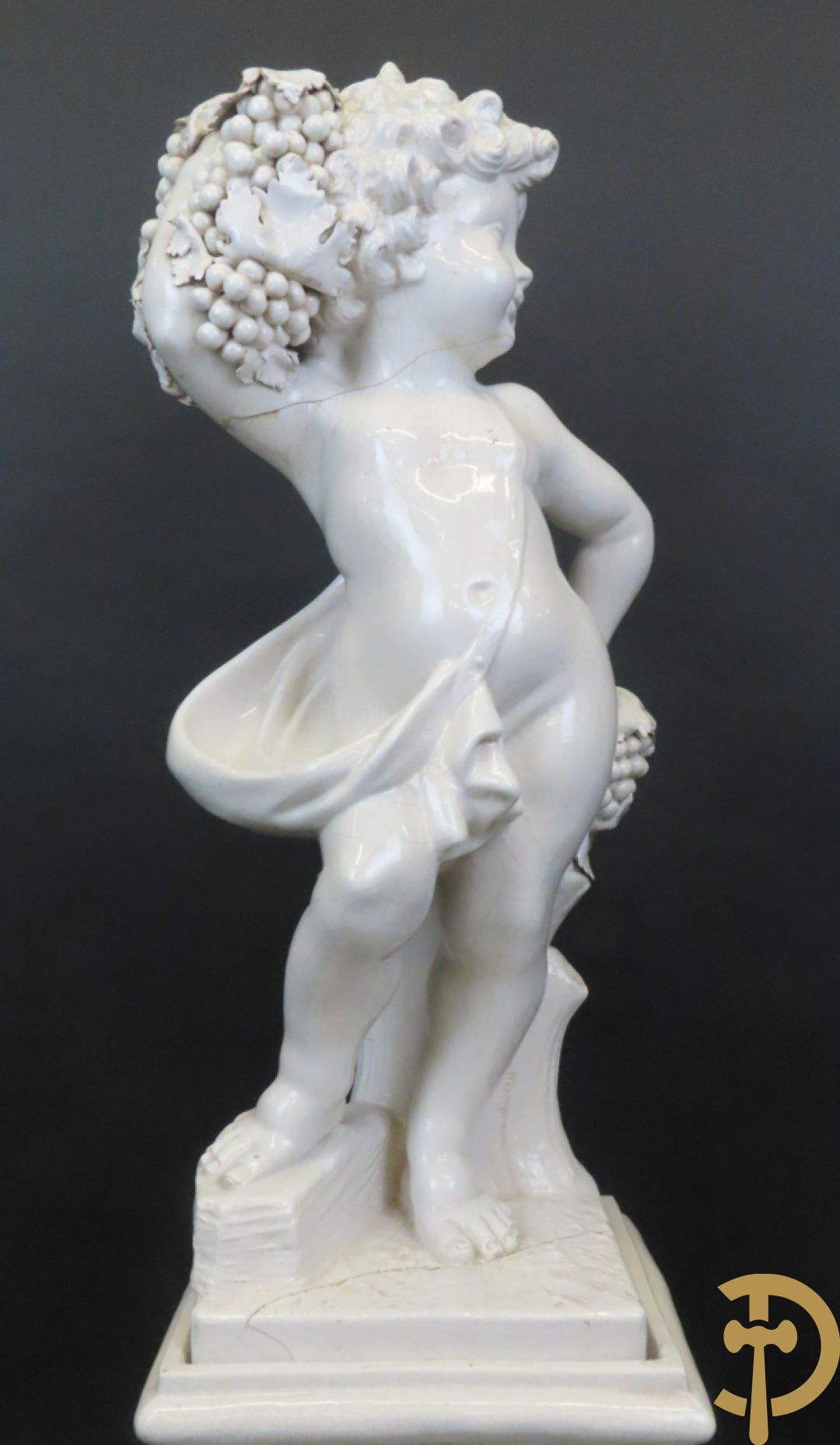 Engel met druiventrossen in Italiaanse majolica op sokkel