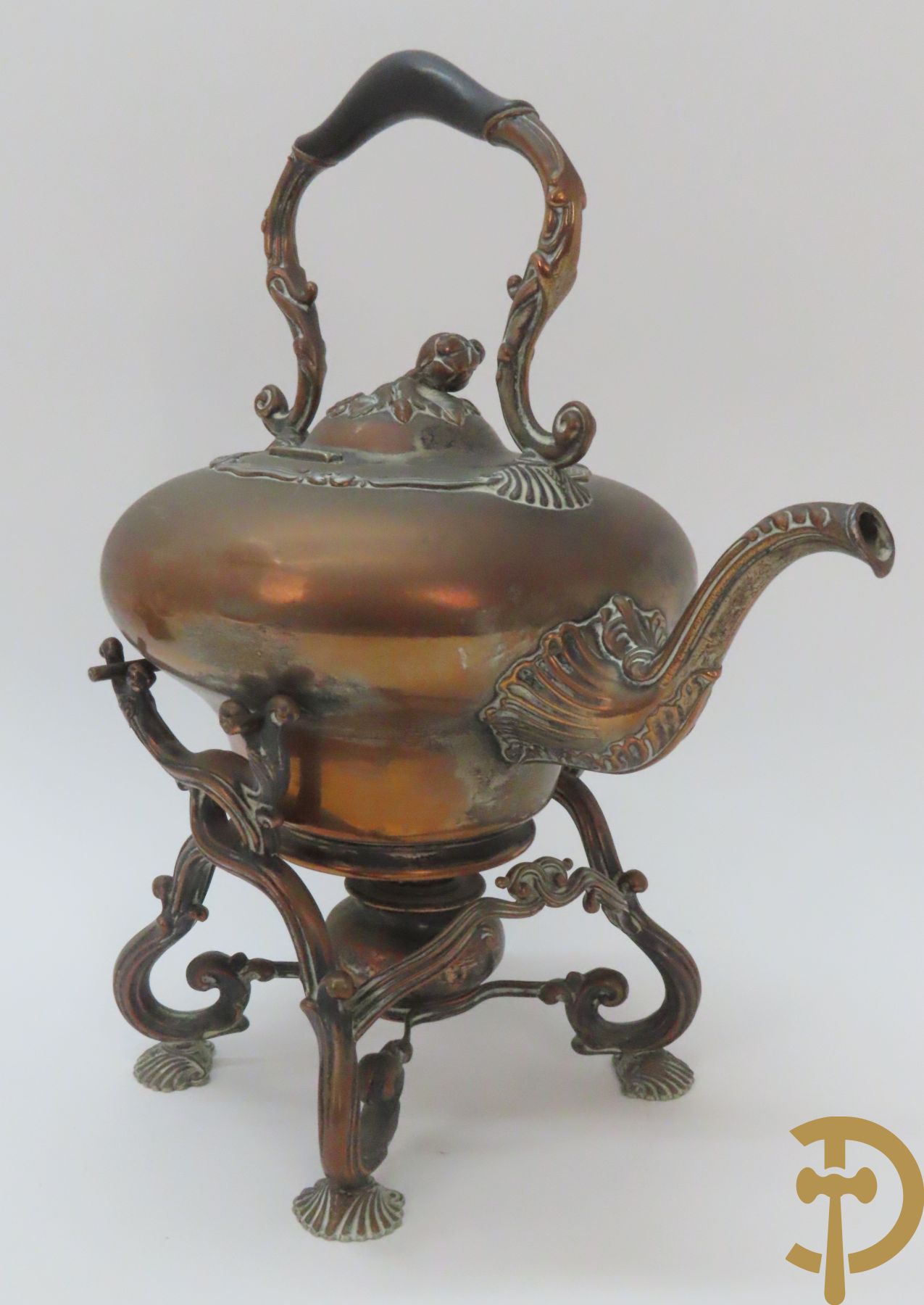 Twee decanteurs + olie- en azijnstel + 2 schenkkannen + twee-orig dekselpotje