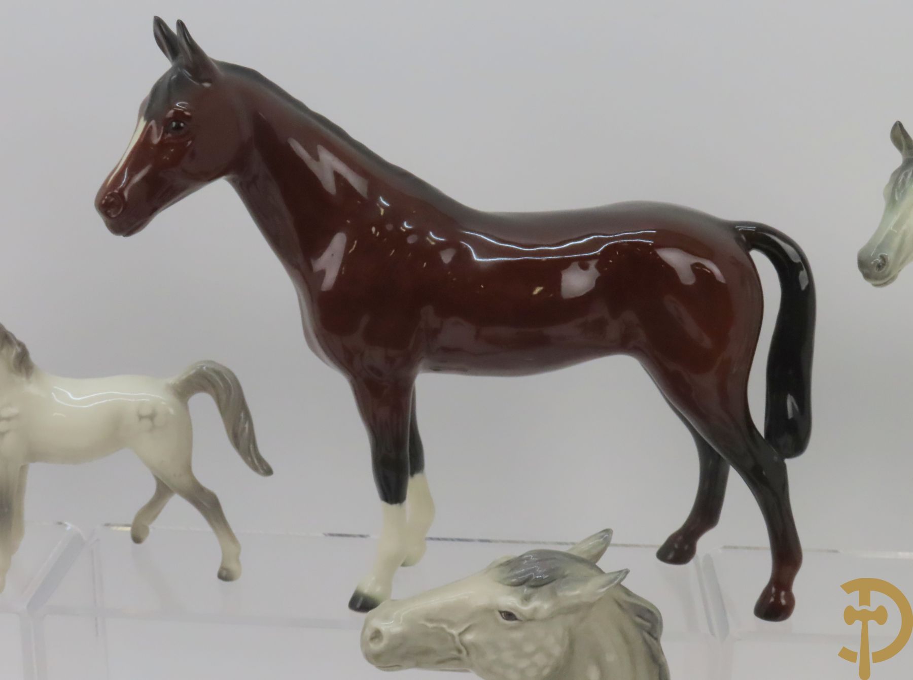 Twaalf porseleinen paarden, onderaan getekend Goebel West Germany