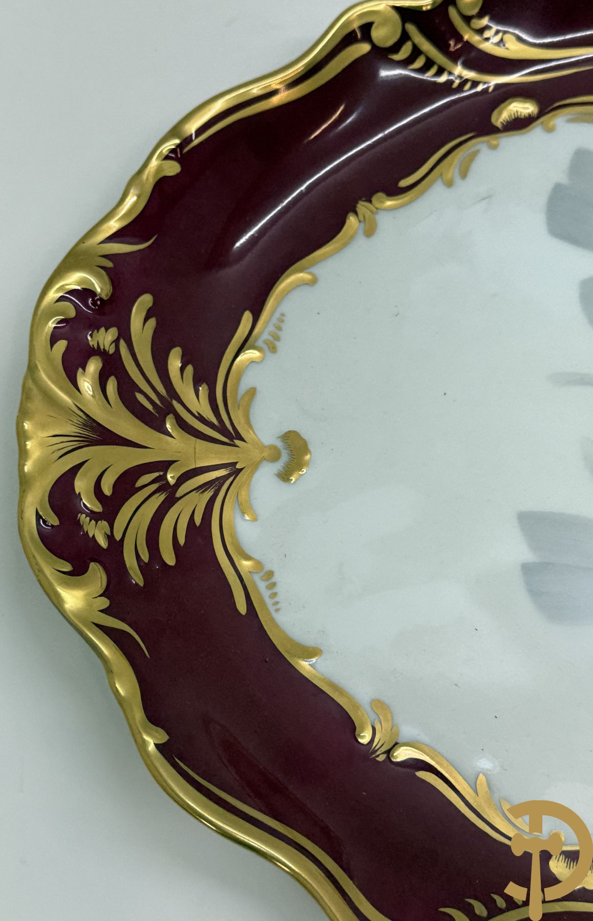 Porseleinen milieu de table (schaal en coupe) Limoges met bloemendecor en vergulde ornamenten, gemerkt onderaan