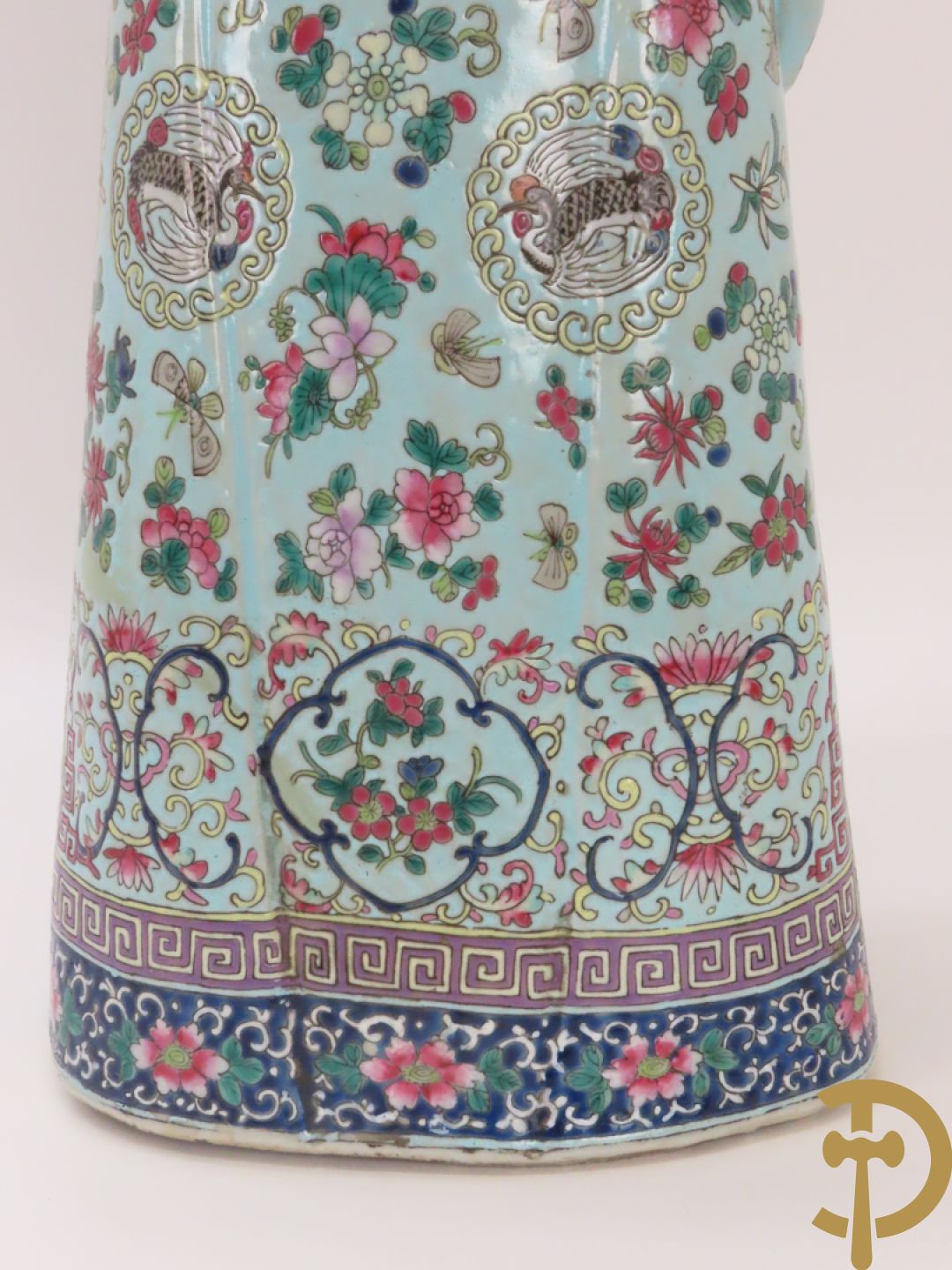 Chinese porseleinen wijsgeer dragende een kind