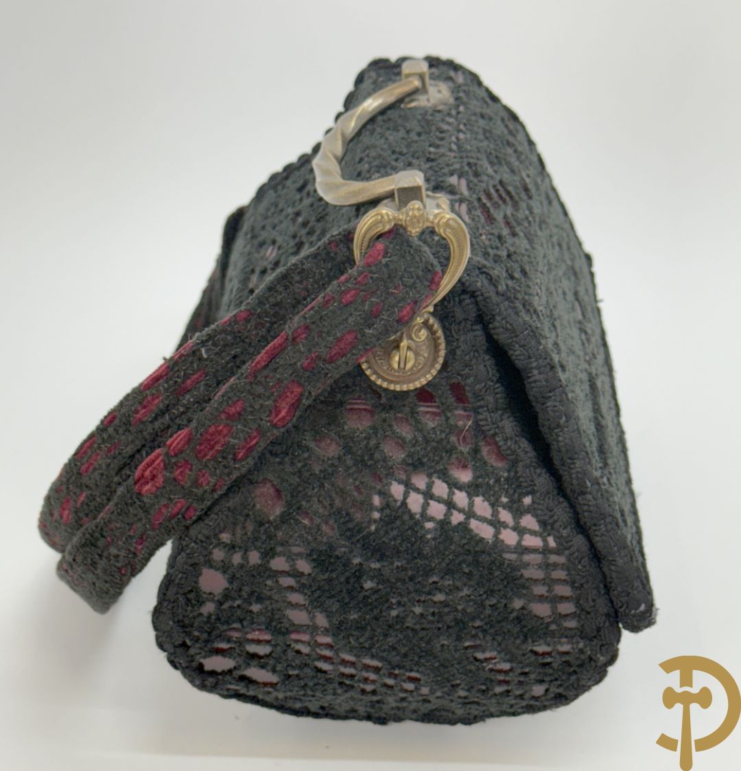 Pièce unique handtas van Wim Godderis met zwart haakwerk