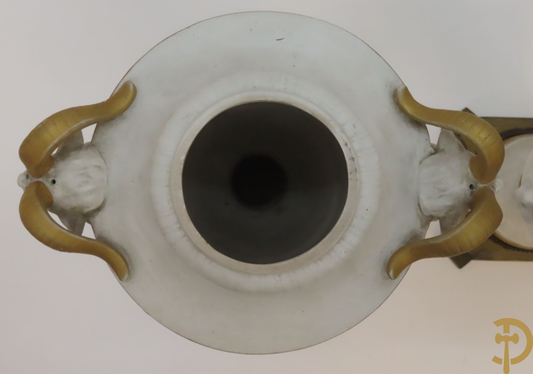 Paar porseleinen vazen met ramskoppen en basrelief van cupido