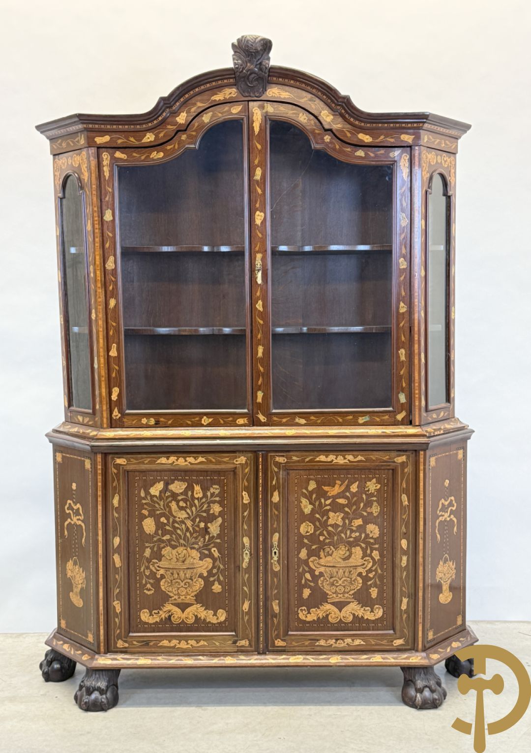 Hollandse vitrine met gemarketteerd bloementafereel, bovenaan met 2 beglaasde deuren en rocaille als kuif - onderaan met 2 gesloten deuren bezet met amforen, vogels en bloemenmarketterie