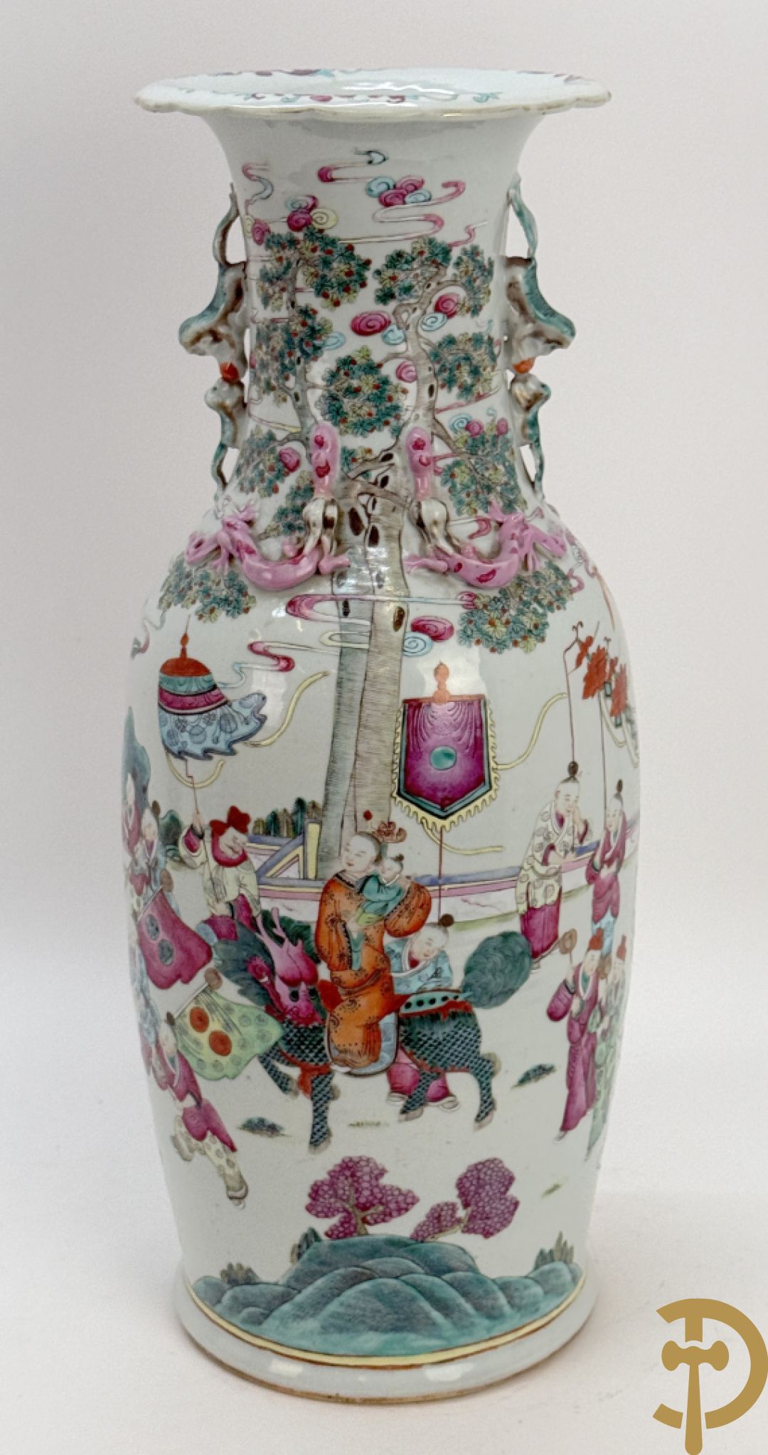 Chinese porseleinen vaas met dubbel decor van dieren, personages, dames en kinderen