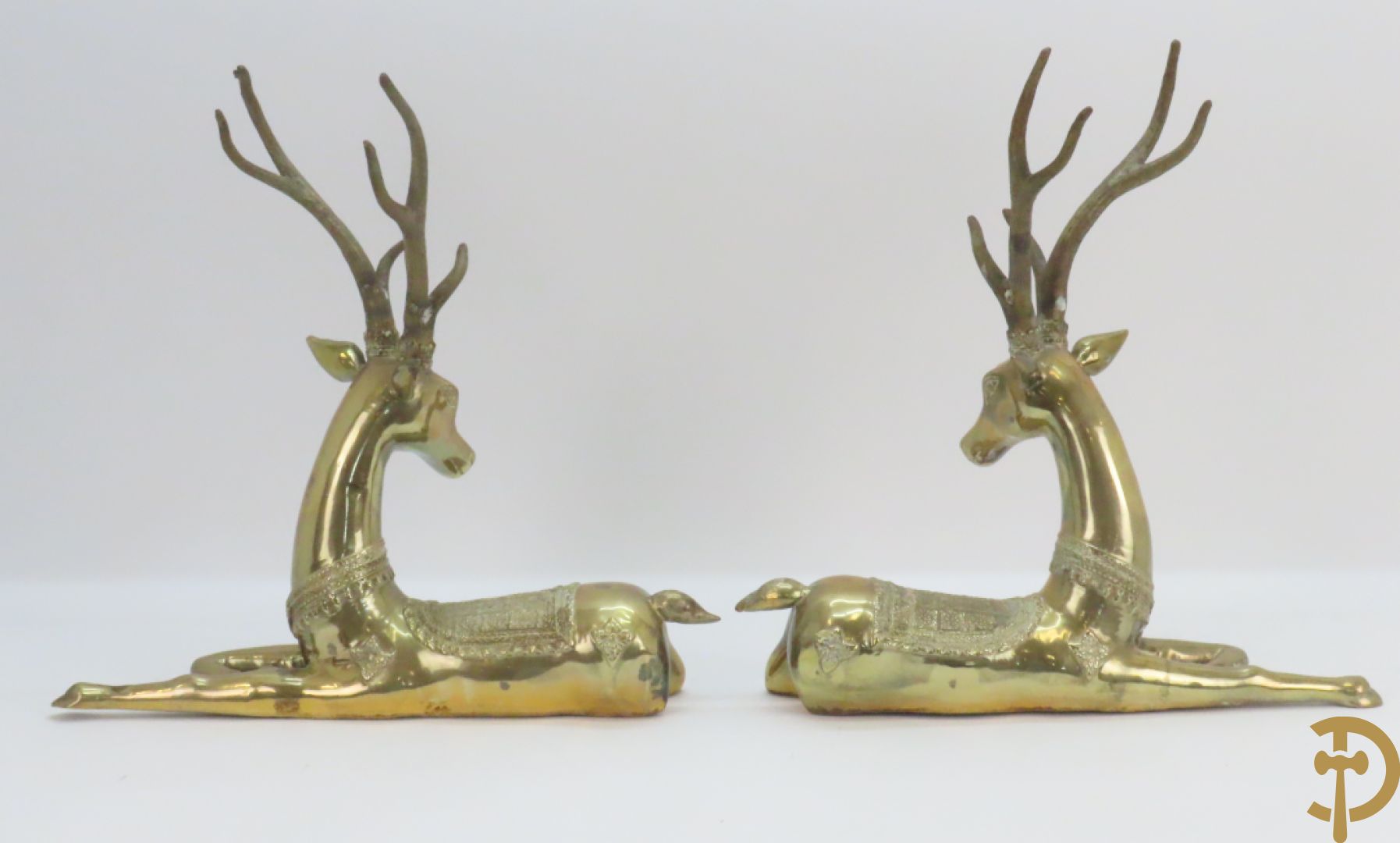 Paar koperen liggende herten