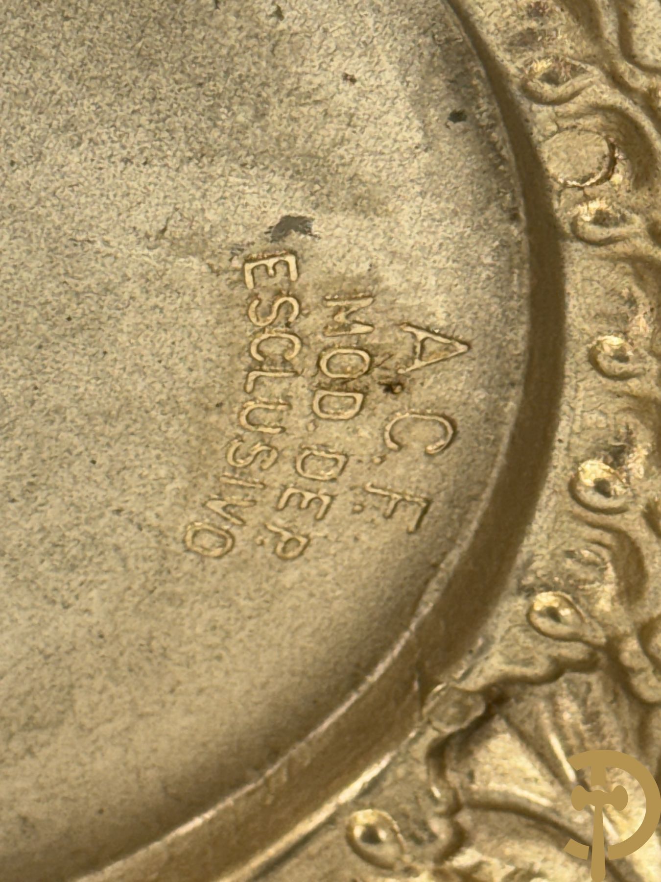 Paar kobaltblauwe porseleinen vazen met romantisch decor op koperen voet, ACF gemerkt