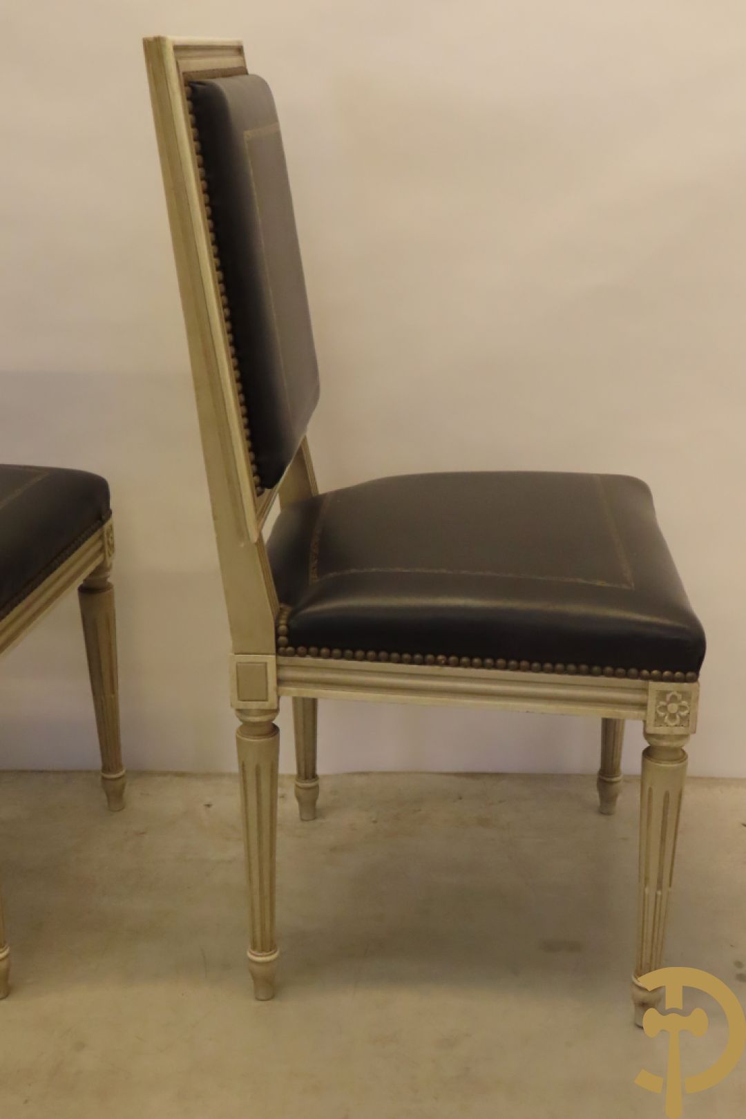 Notelaren eetkamer Louis XVI stijl bestaande uit vijfdeursdressoir met bloemenmarquetterie, bronsbeslag en wit marmeren blad, ovale uittrekbare tafel, 6 stoelen met leder bekleed en gegalbeerde vitrine met geslepen ruitjes