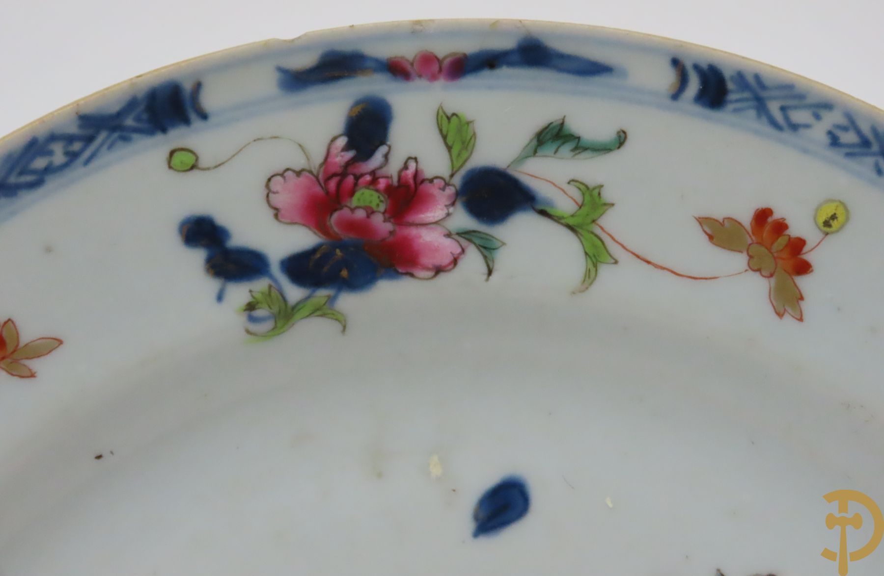 Acht Chinese porseleinen borden w.o. blauw/wit met bloemendecor, 2 blauw/witte borden, 2 Imari borden (1 met ster), 2 porseleinen borden met decor van bloemen in landschap en octagonaal bord