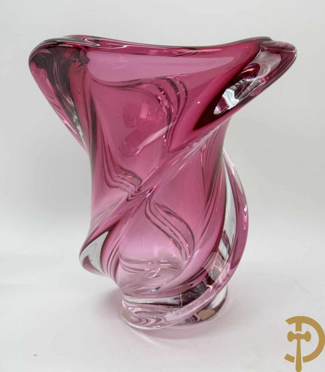 Vier kristallen karaffen w.o. 1 Saint Louis + schenkkan in Boheems kristal + vaas + getorste gekleurde Val-Saint-Lambert vaas + groen gekleurde asbak Val-Saint-Lambert