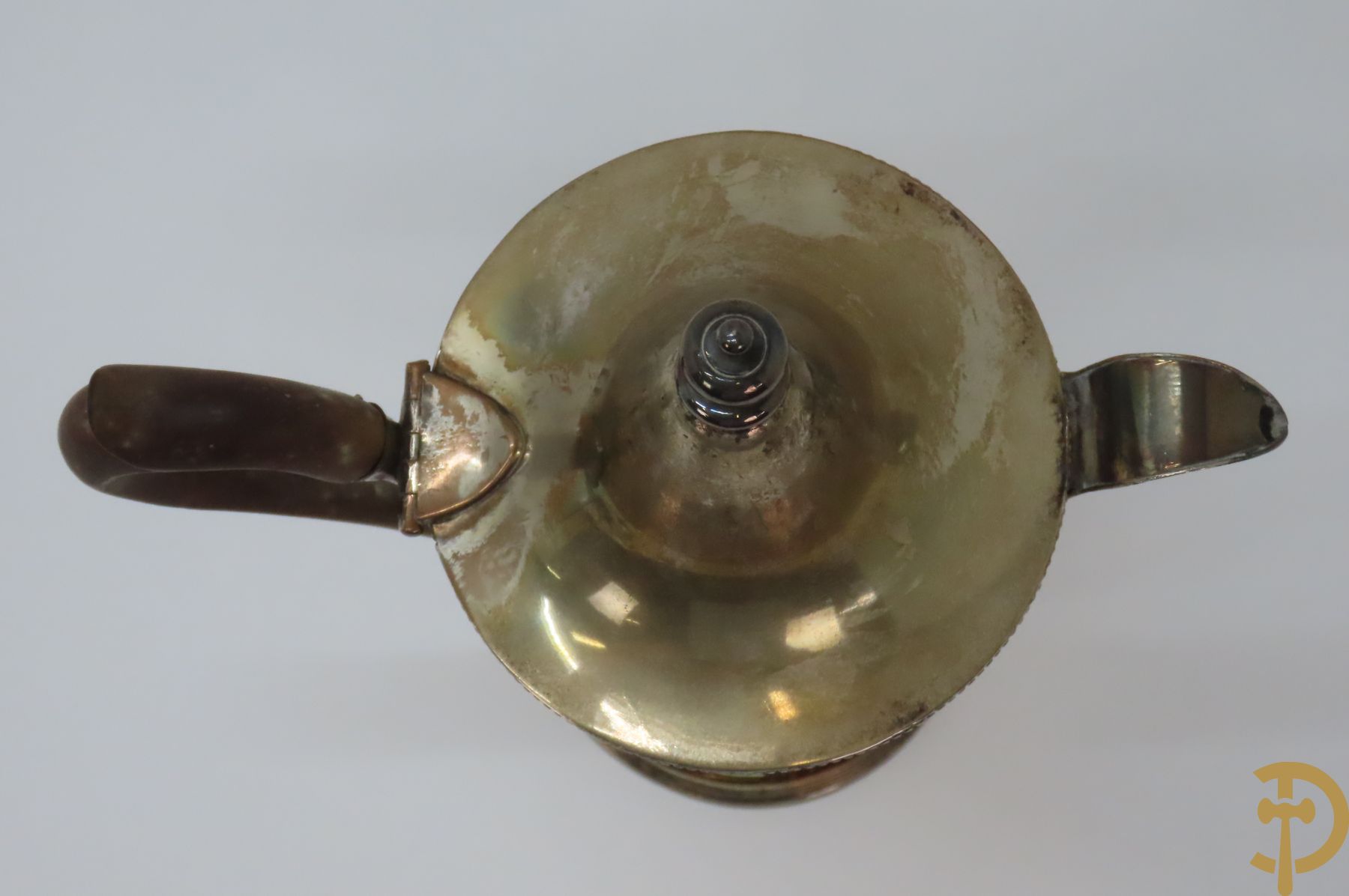 Verzilverd koffiestel MFD & Plated by Reed & Barton 2046 bestaande uit koffiekan, melkkan en suikerpot met ovale medaillons + verzilverde coupe met eekhoorn en rocaille + verzilverde coupe met glas + Verzilverde schenkkan met houten handvat